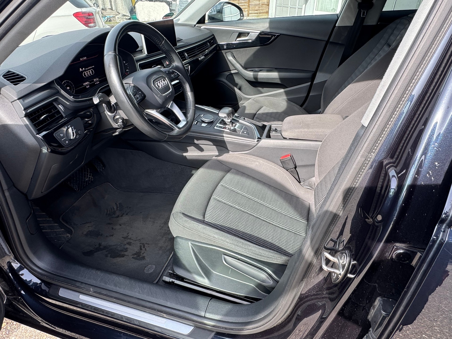 AUDI A4 Avant 3.0 TDI Design quattro tiptronic-image-12