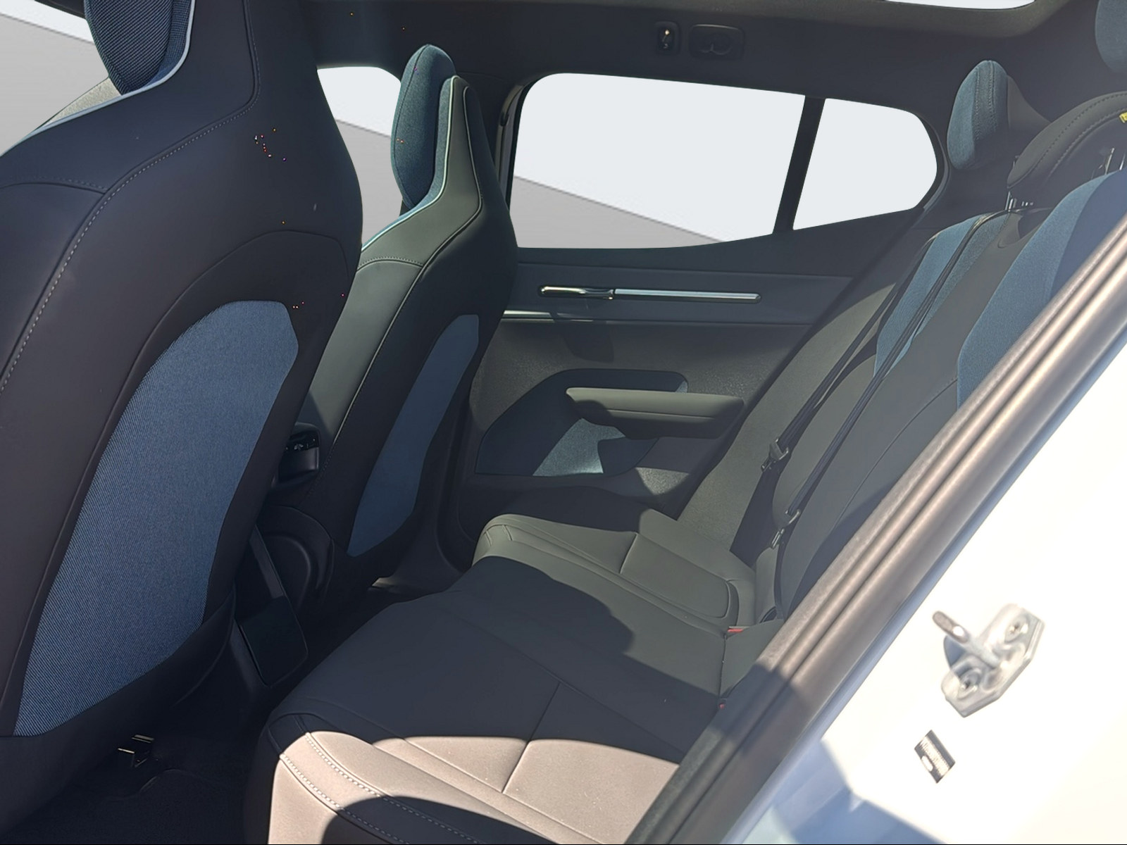 VOLVO EX 30 CC E60 Twin Performance AWD-image-13