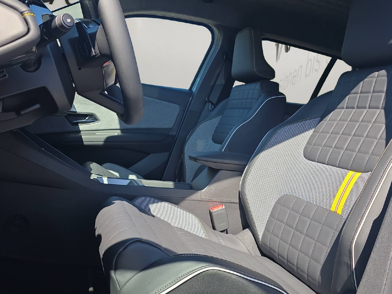 RENAULT R4 E-Tech Comfort Range iconic-image-8