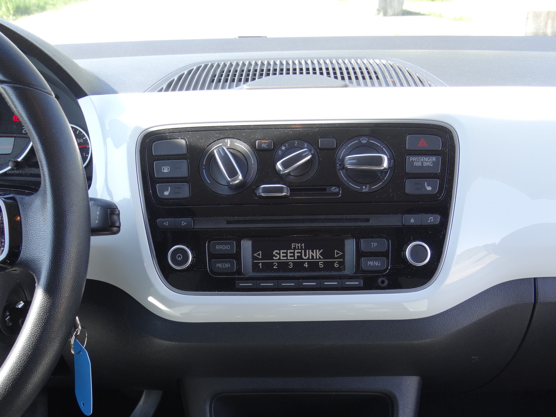 VW Up 1.0 white up-image-15