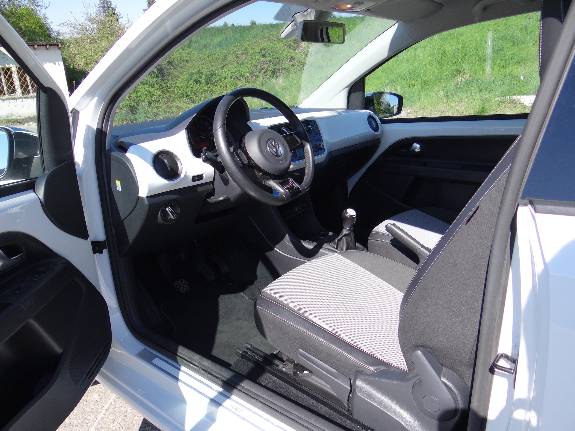 VW Up 1.0 white up-image-8
