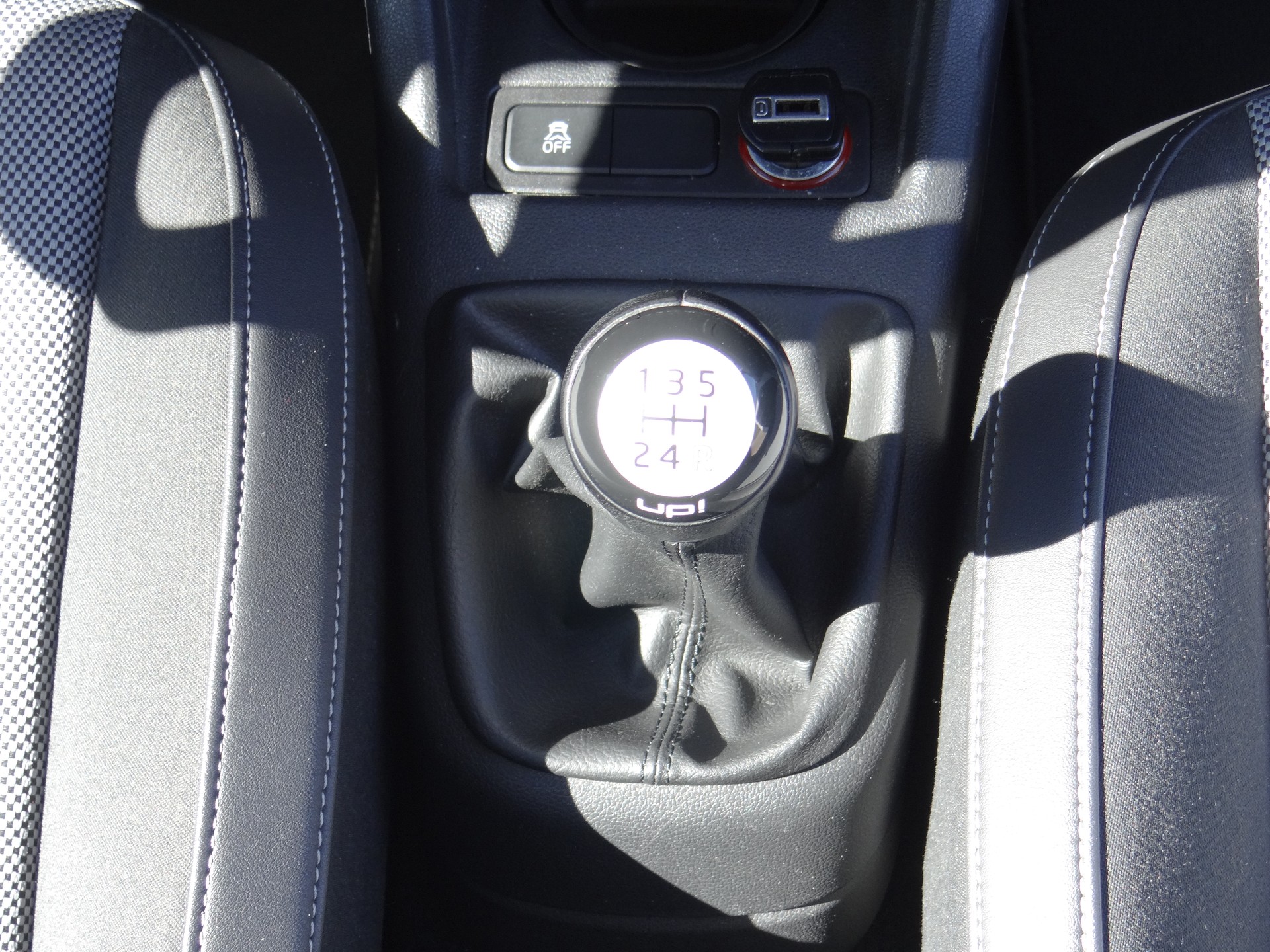 VW Up 1.0 white up-image-18