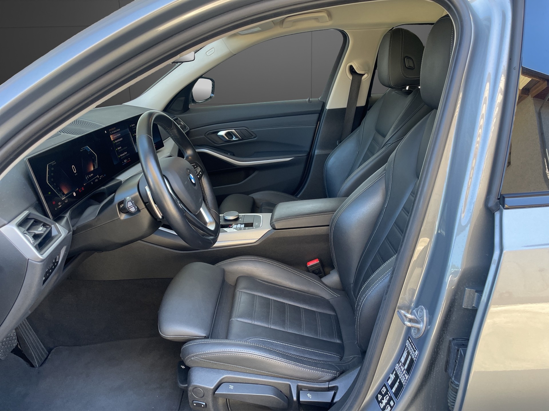 BMW 320d xDrive 48V Touring Steptronic-image-14