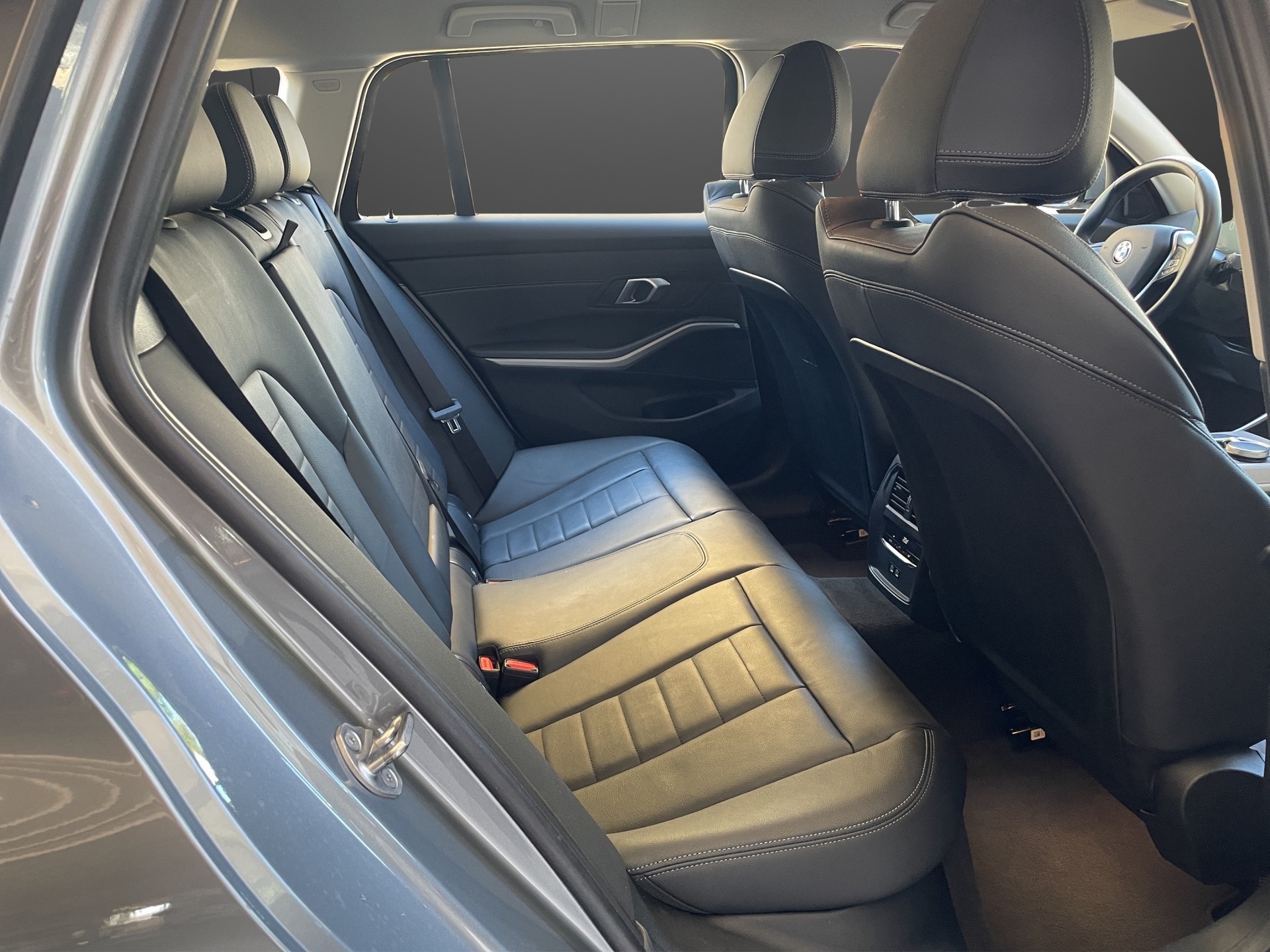 BMW 320d xDrive 48V Touring Steptronic-image-8