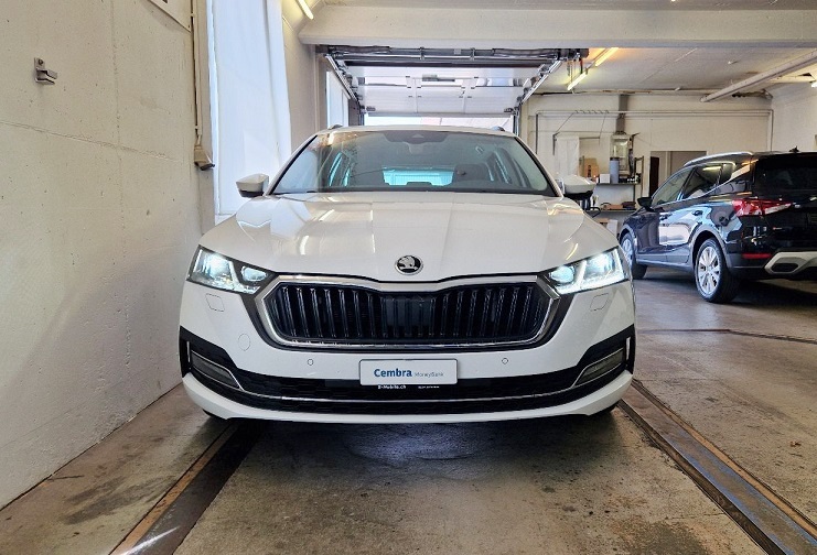 SKODA Octavia Combi 2.0 TDI DSG Style-image-3