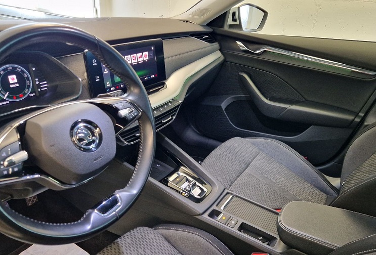 SKODA Octavia Combi 2.0 TDI DSG Style-image-11