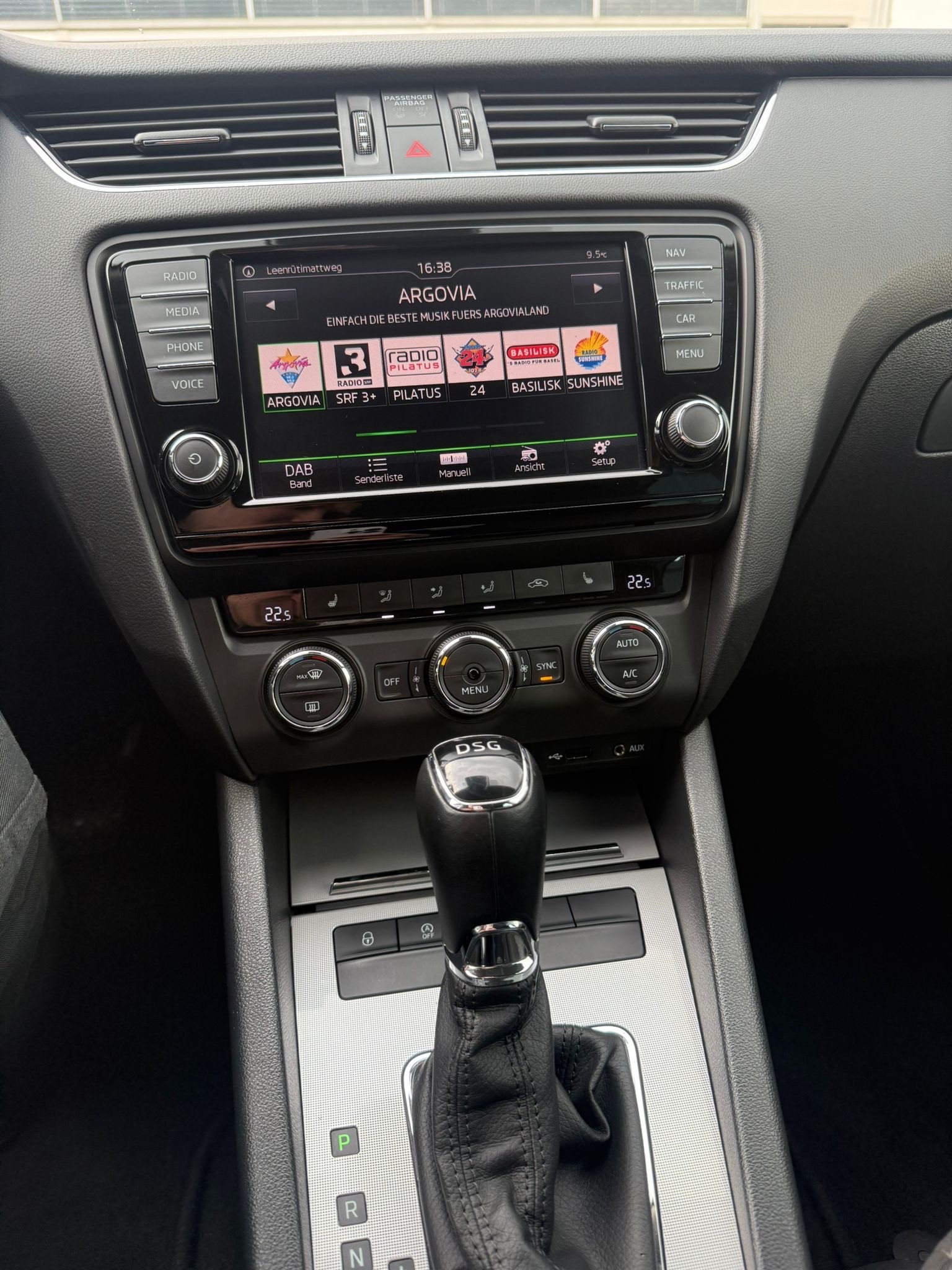 SKODA Octavia Combi 1.4 TSI Ambition DSG-image-14