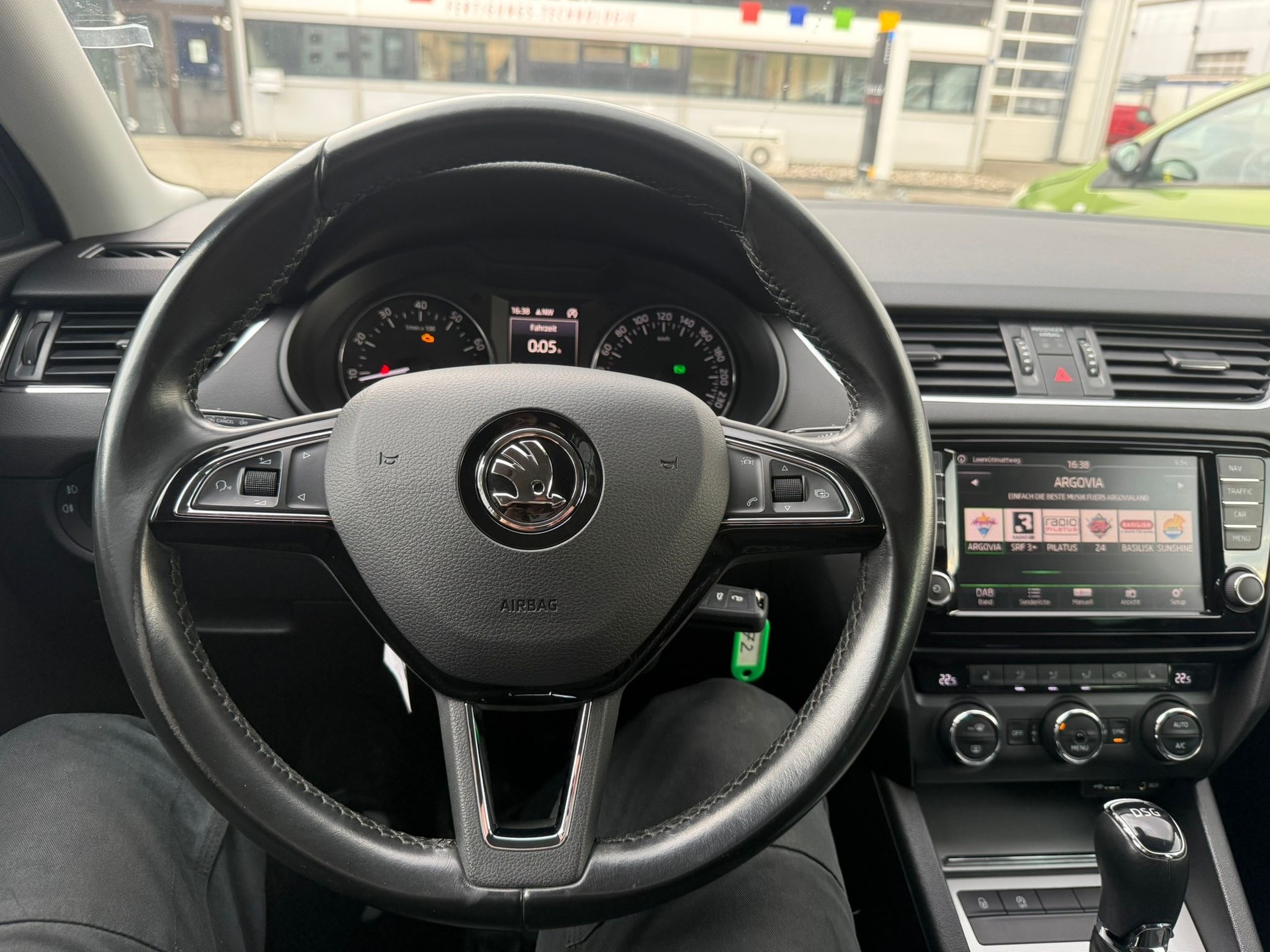 SKODA Octavia Combi 1.4 TSI Ambition DSG-image-15