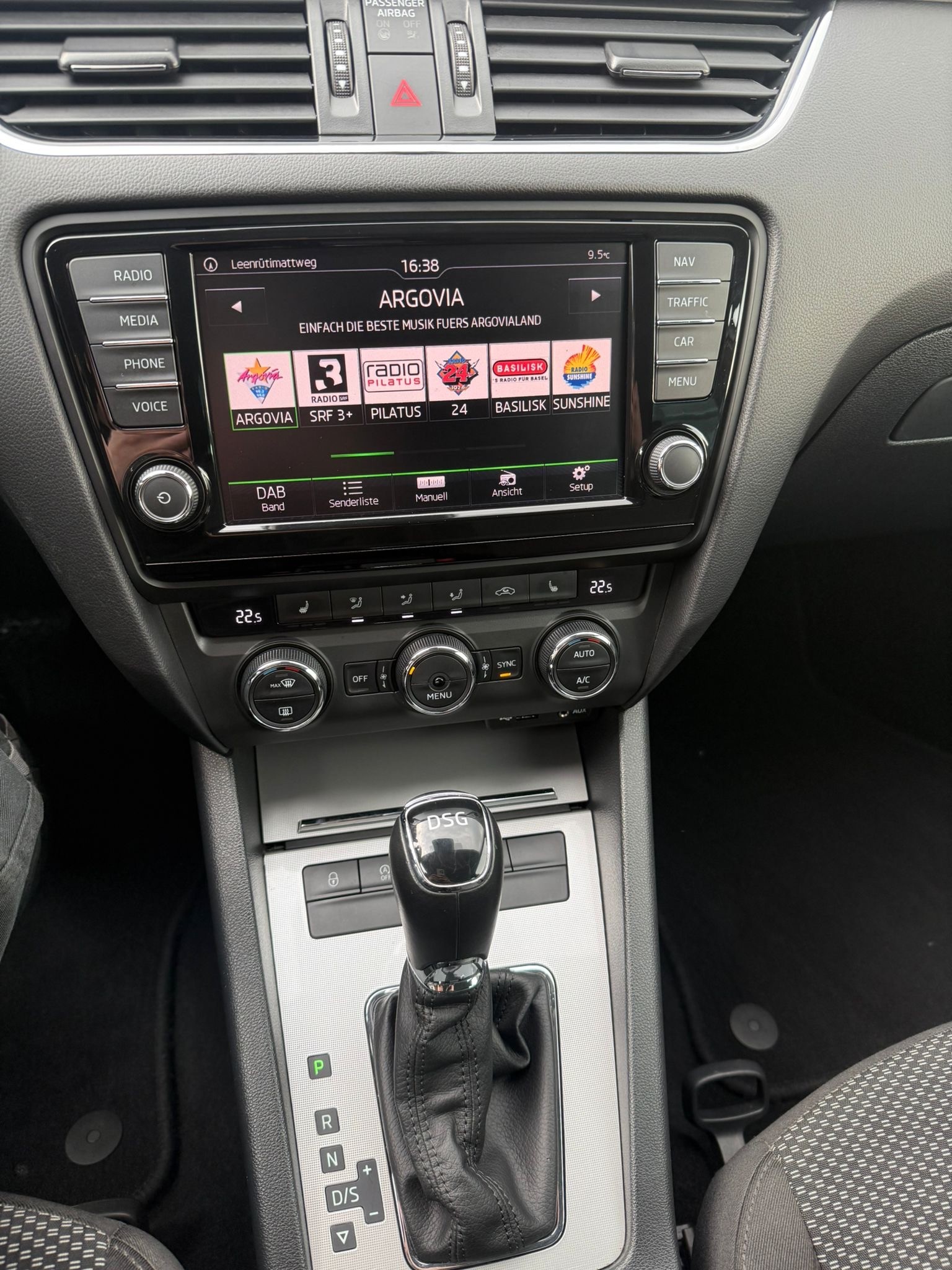 SKODA Octavia Combi 1.4 TSI Ambition DSG-image-17
