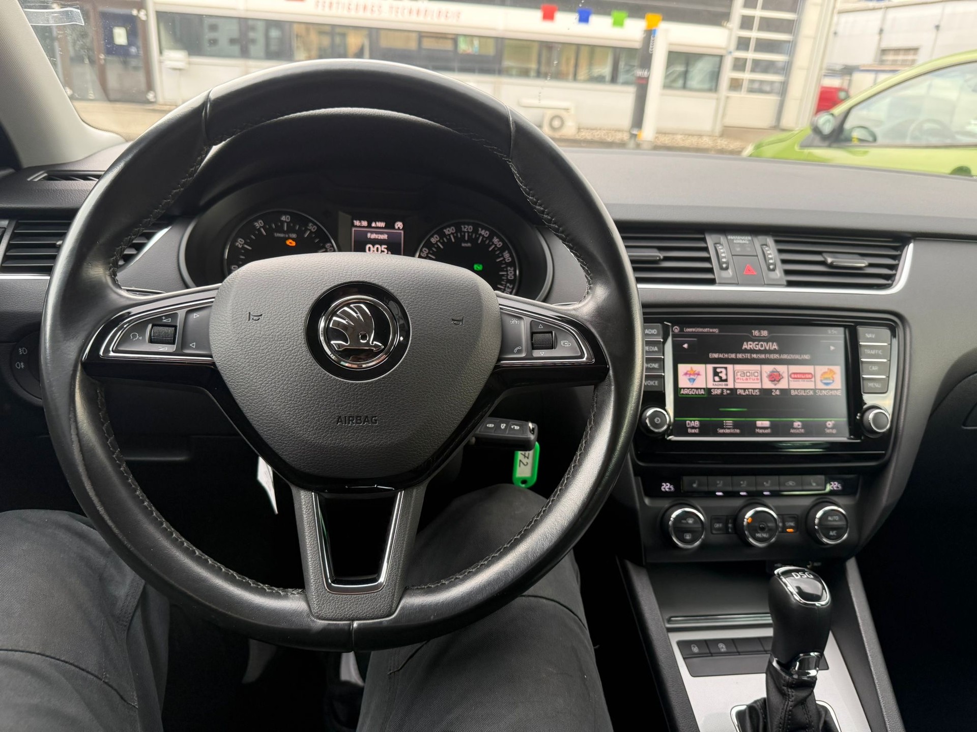 SKODA Octavia Combi 1.4 TSI Ambition DSG-image-11