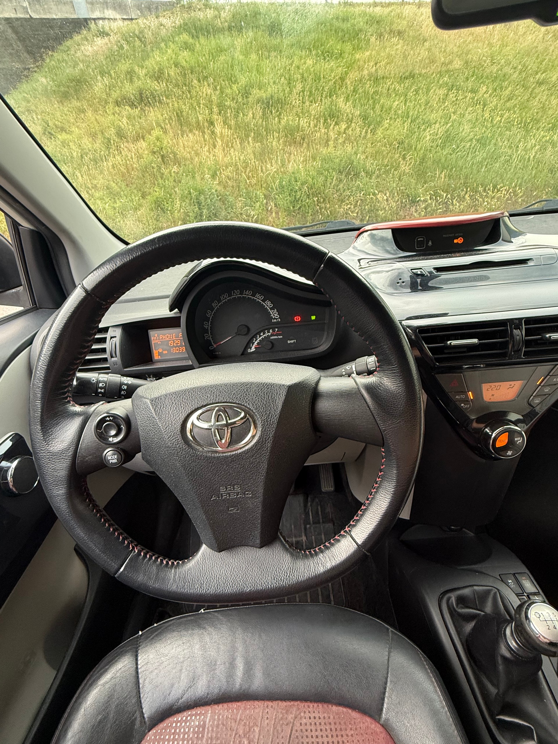 TOYOTA iQ 1.33 Dual VVT-i Linea Sol Premium-image-9