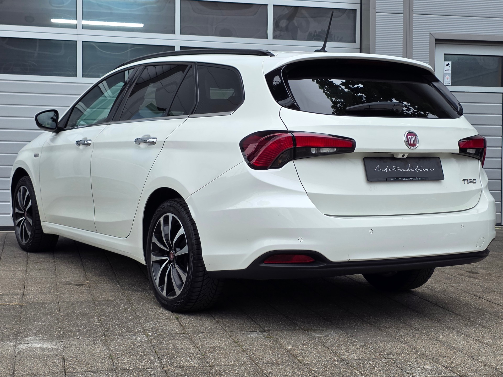 FIAT Tipo 1.6MJ Station Wagon Lounge DCT ** AUTOMATISCHER DISTANZREGLER - BI XENON LICHT - DAB+ - RÜCKFAHRKAMERA-image-2