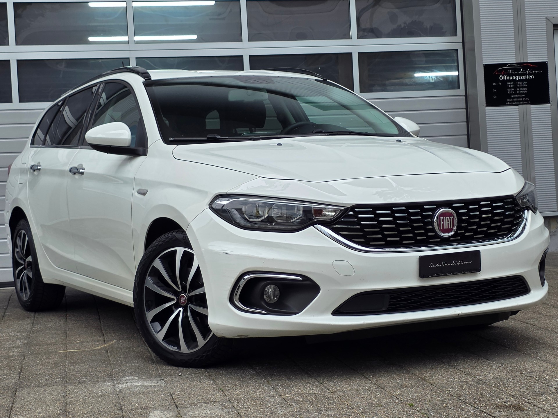 FIAT Tipo 1.6MJ Station Wagon Lounge DCT ** AUTOMATISCHER DISTANZREGLER - BI XENON LICHT - DAB+ - RÜCKFAHRKAMERA-image-0