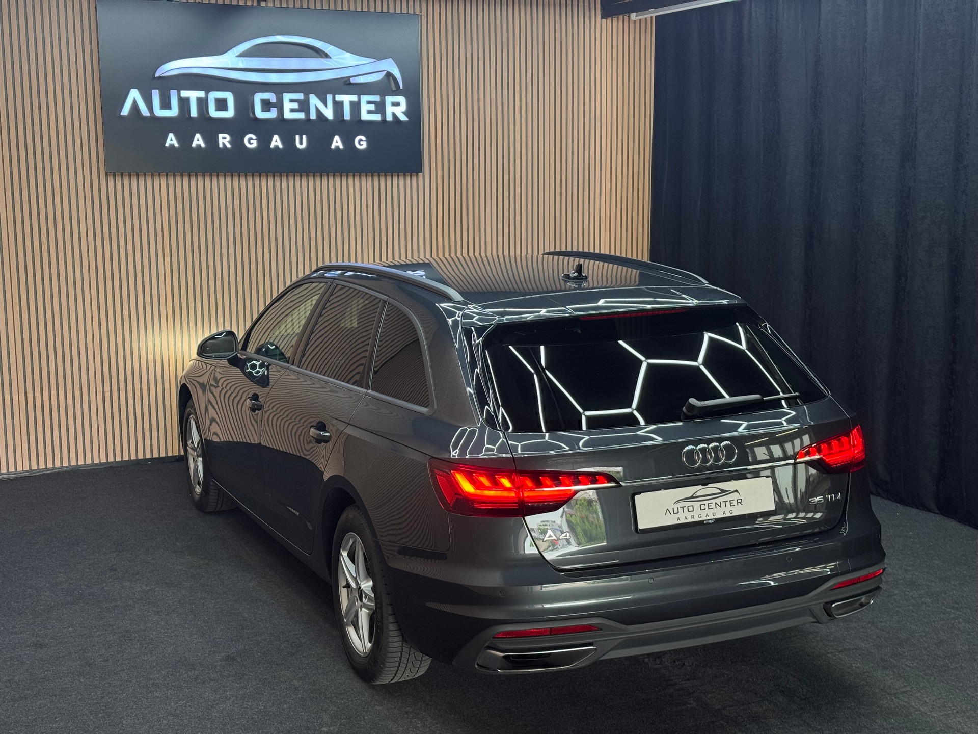 AUDI A4 Avant 2.0 35 TDI S-Tronic | 1 Jahr Garantie | Facelift | *ab CHF 199.-/ Monat*-showroom-element-3