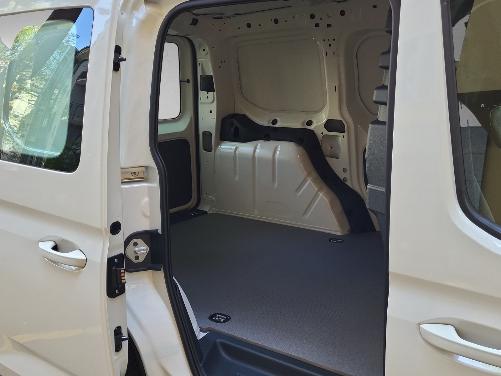 VW Caddy Cargo Entry PHEV Plug-In Hybrid DSG-image-15