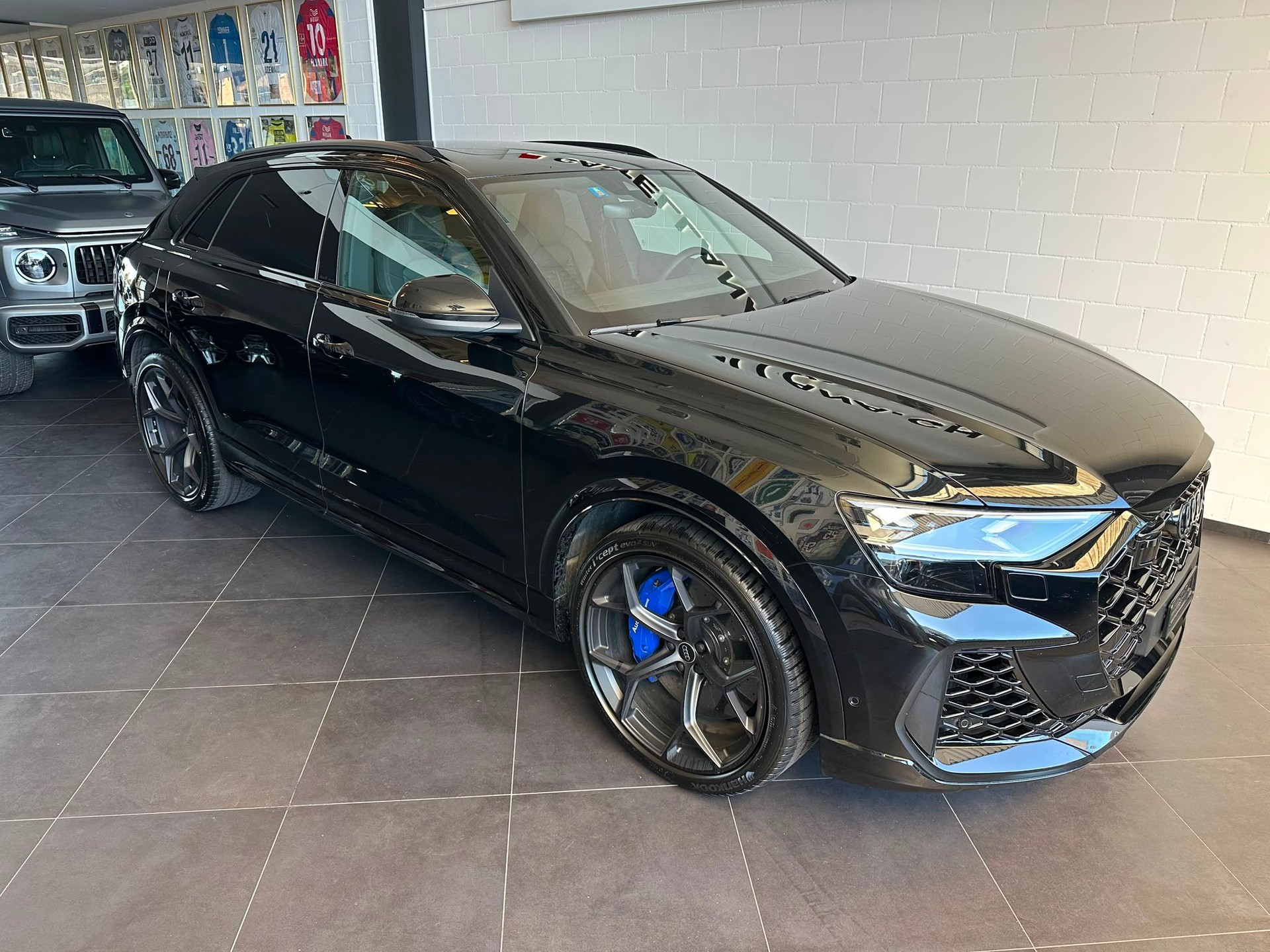 AUDI RSQ8 performance quattro-showroom-element-1