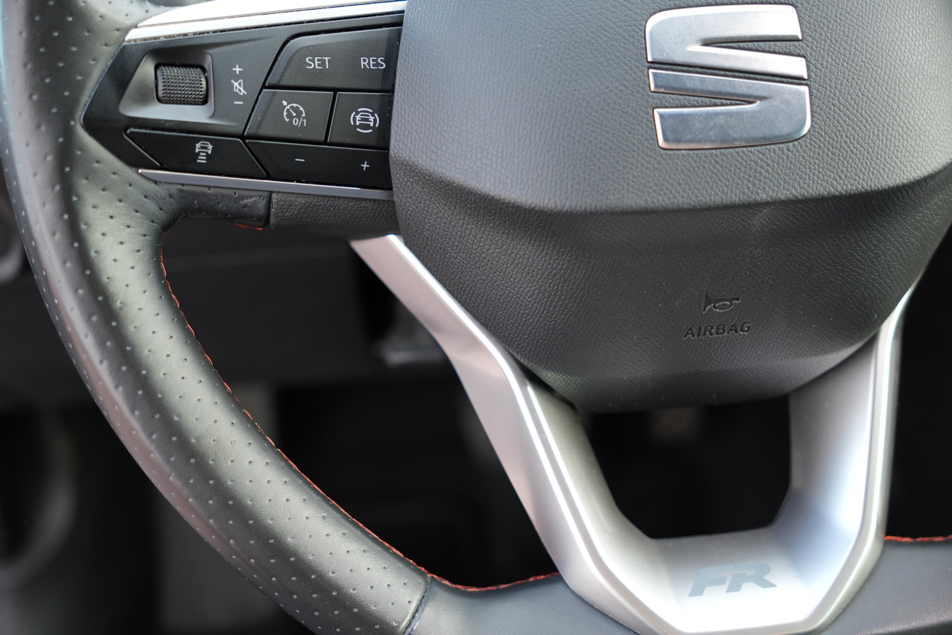 SEAT Leon 1.5 eTSI mHEV DSG FR (CH)-image-14
