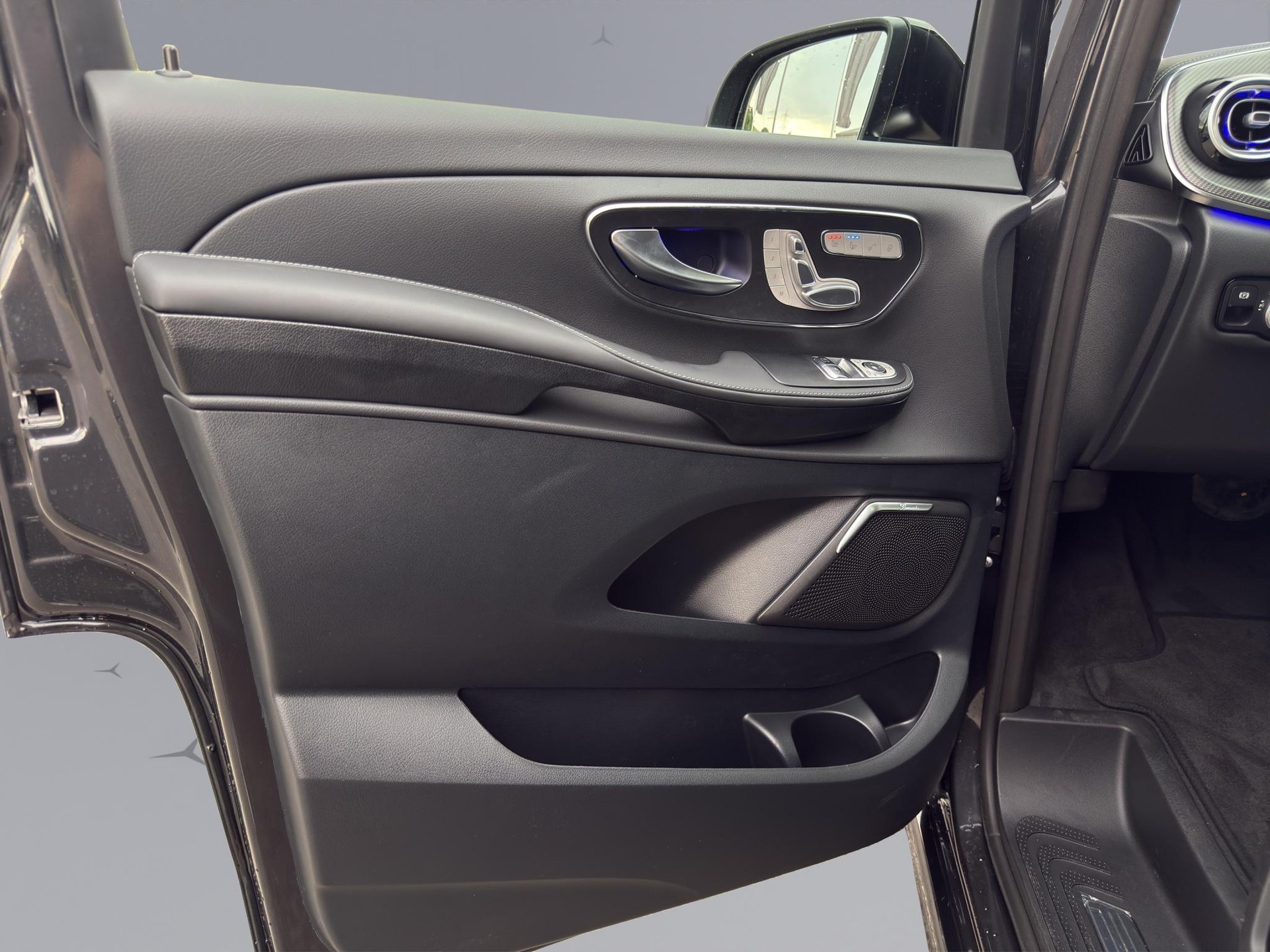 MERCEDES-BENZ V 300 d Exclusive lang Van-image-21