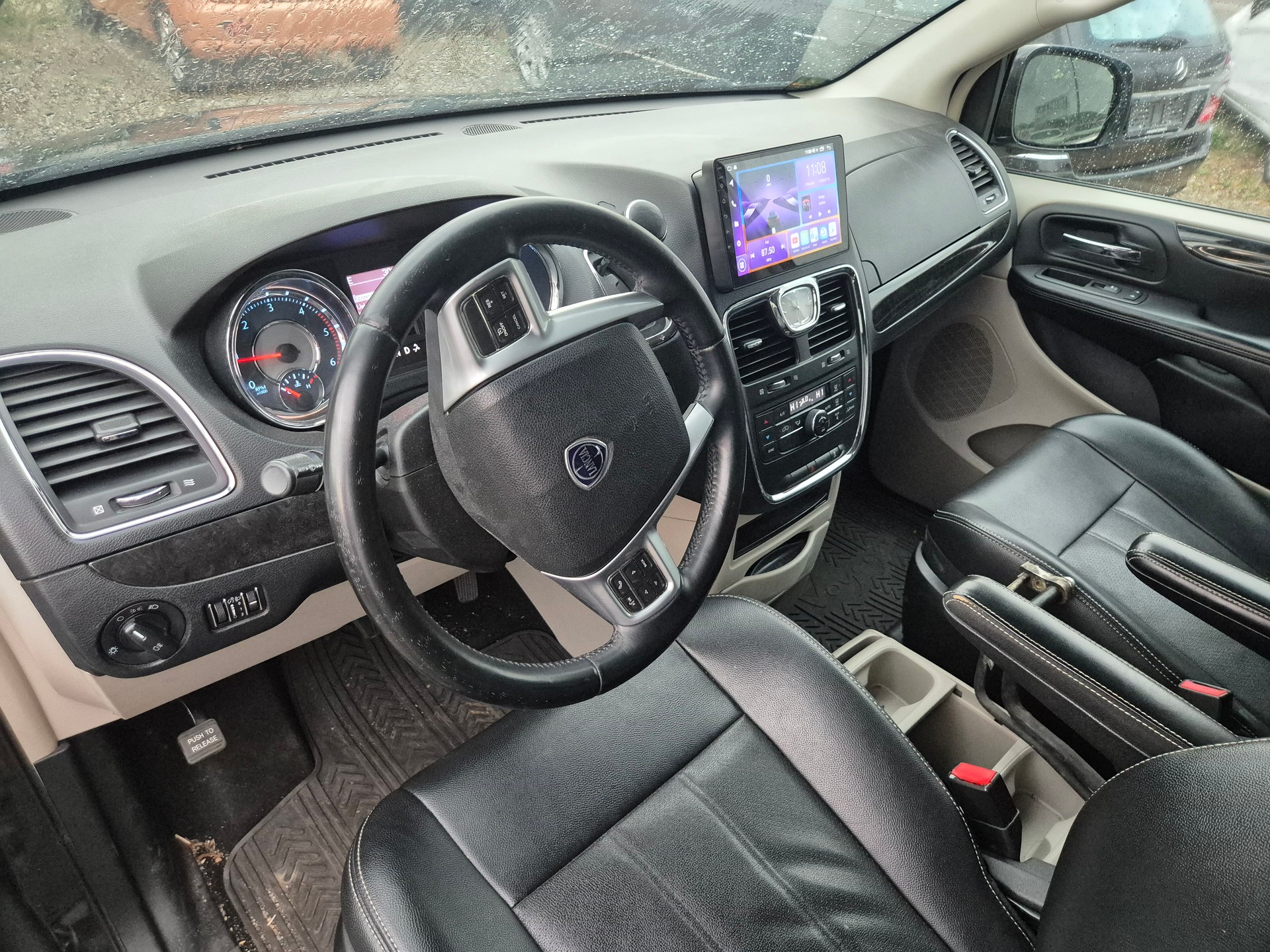 LANCIA VOYAGER-image-8
