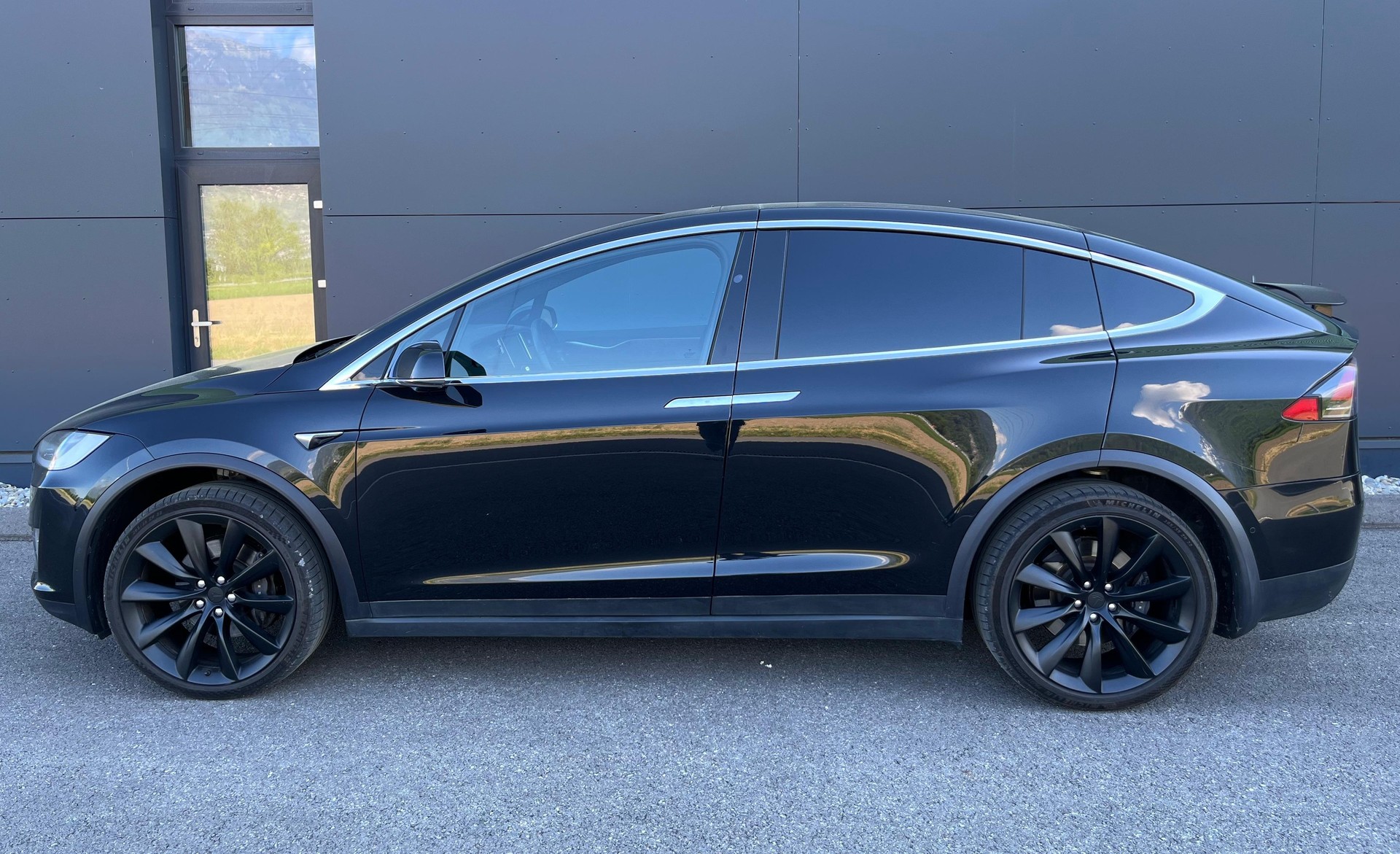 TESLA Model X 75 D-image-4