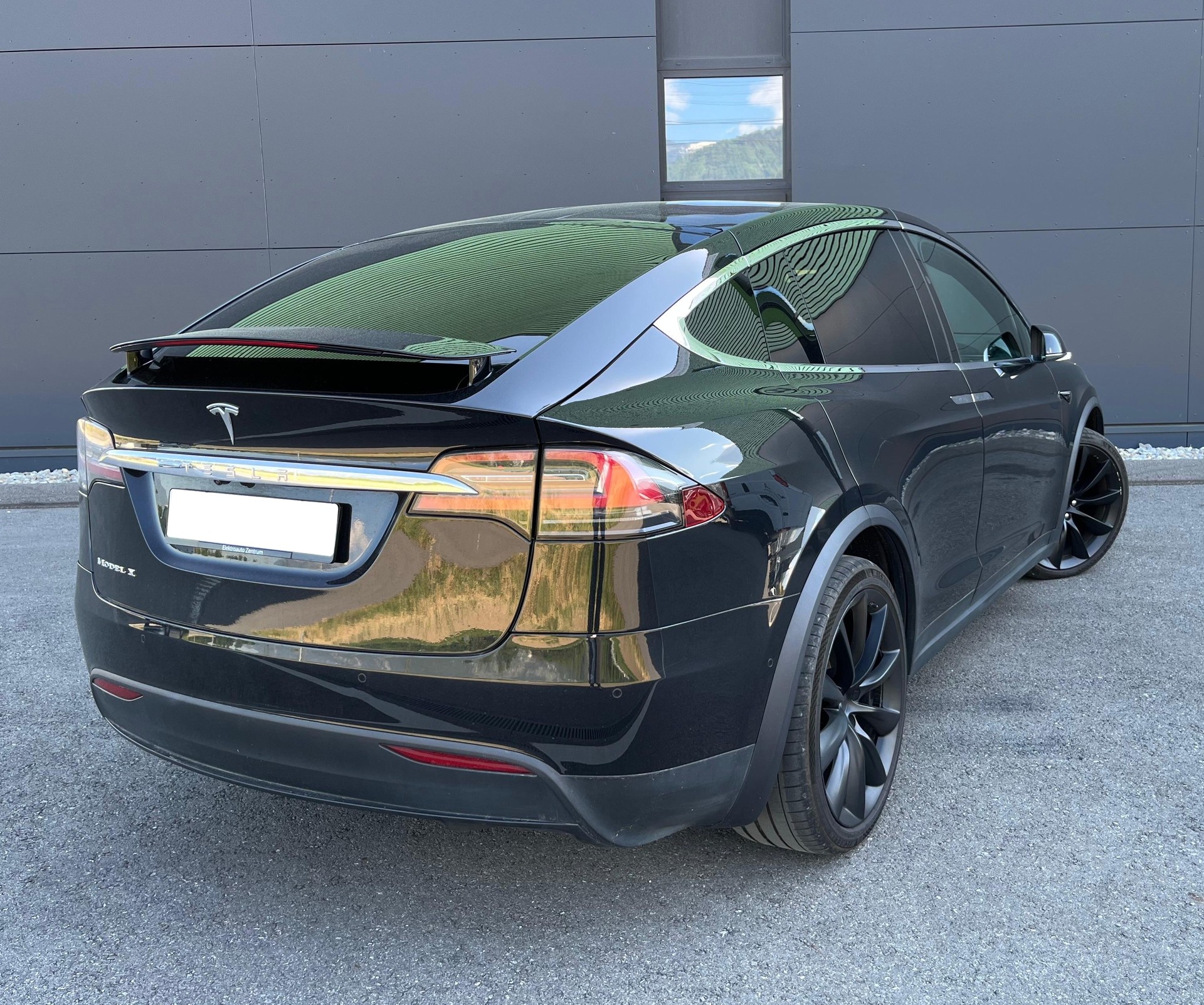 TESLA Model X 75 D-image-8