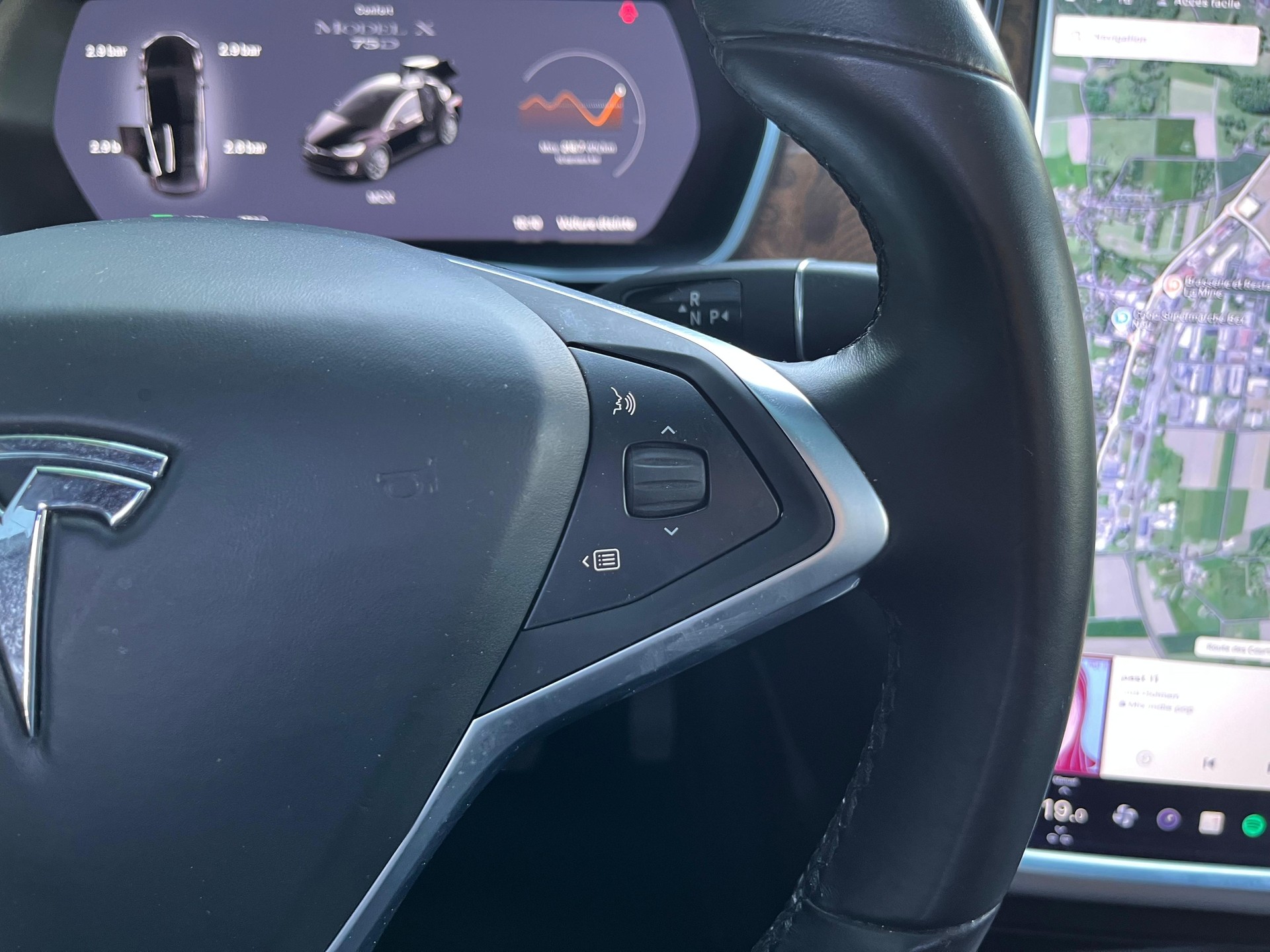 TESLA Model X 75 D-image-17
