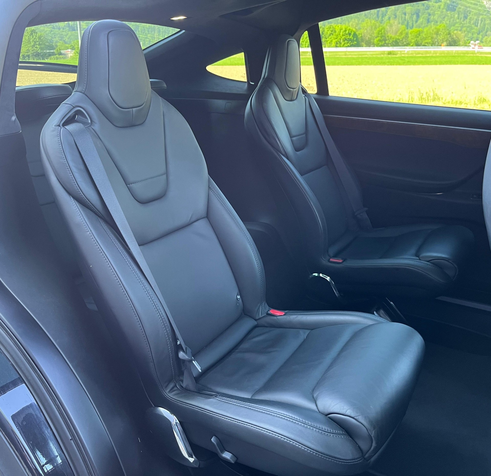 TESLA Model X 75 D-image-13