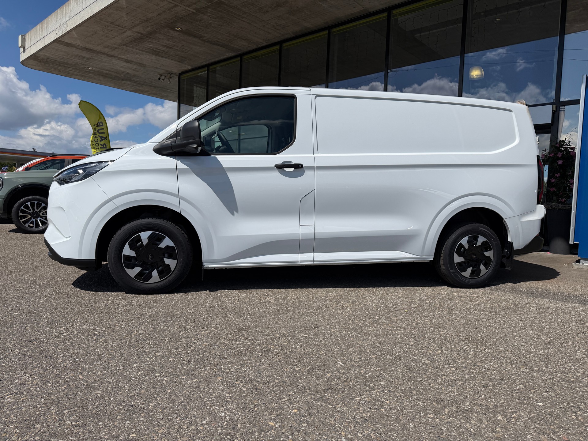 FORD Transit Custom Van 320 L1H1 65kWh Trend-image-3