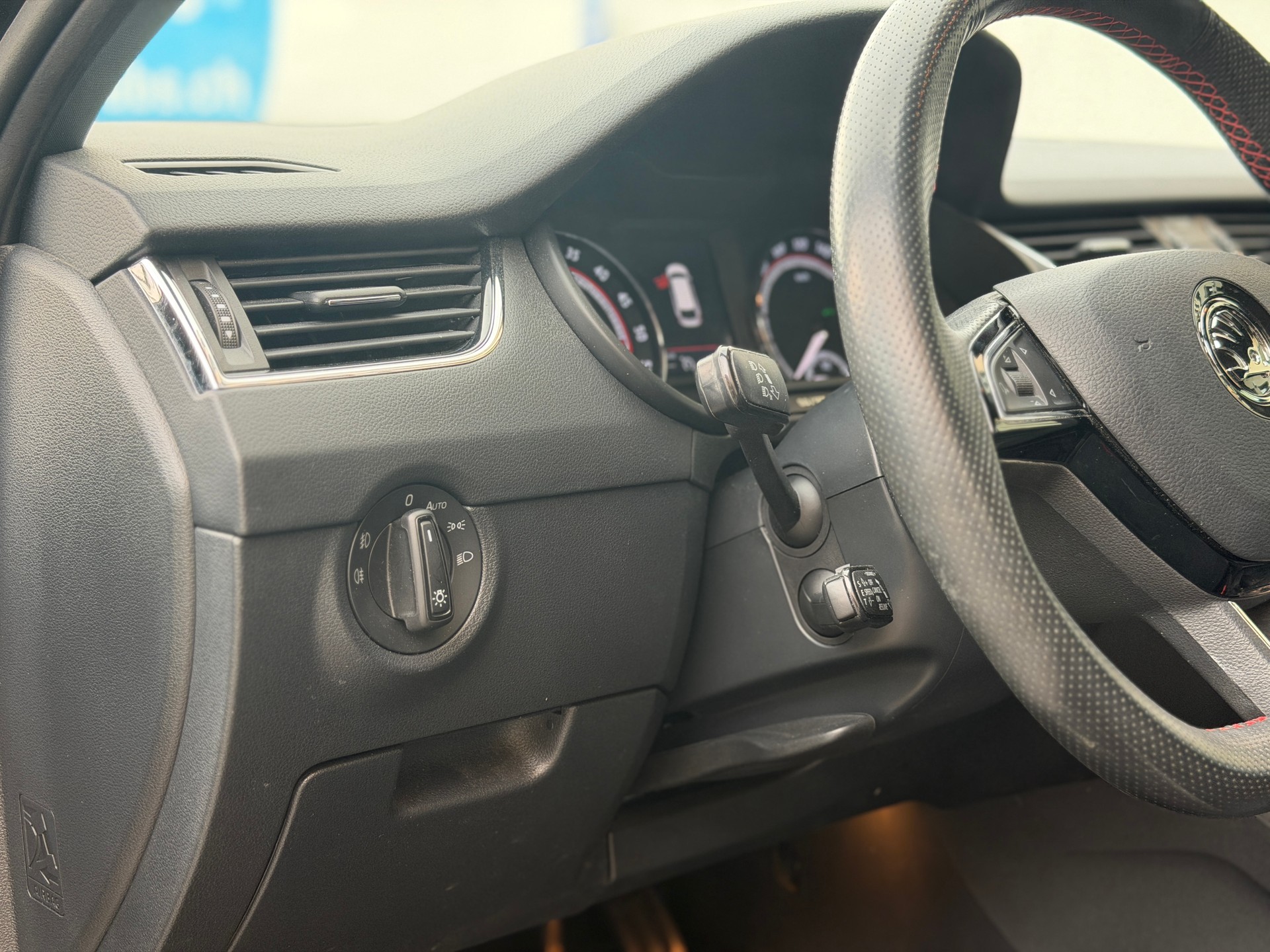 SKODA Octavia Combi 2.0 TDI RS 4x4 DSG-image-12
