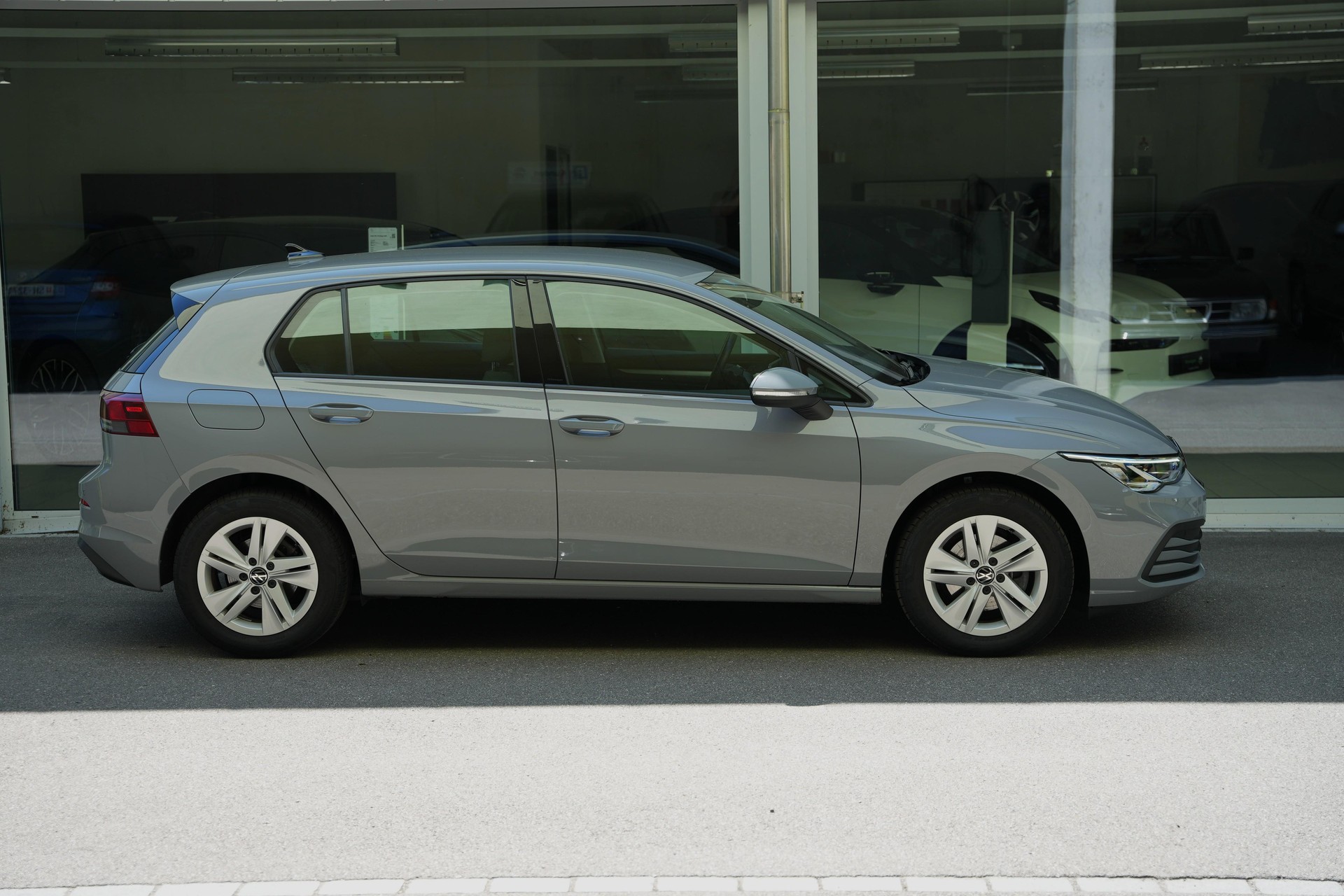 VW Golf VIII 1.5 eTSI Life DSG-image-2