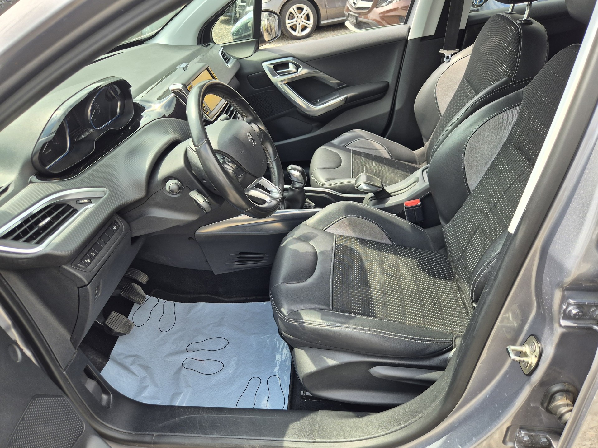 PEUGEOT 2008 1.6 VTI Allure-image-7