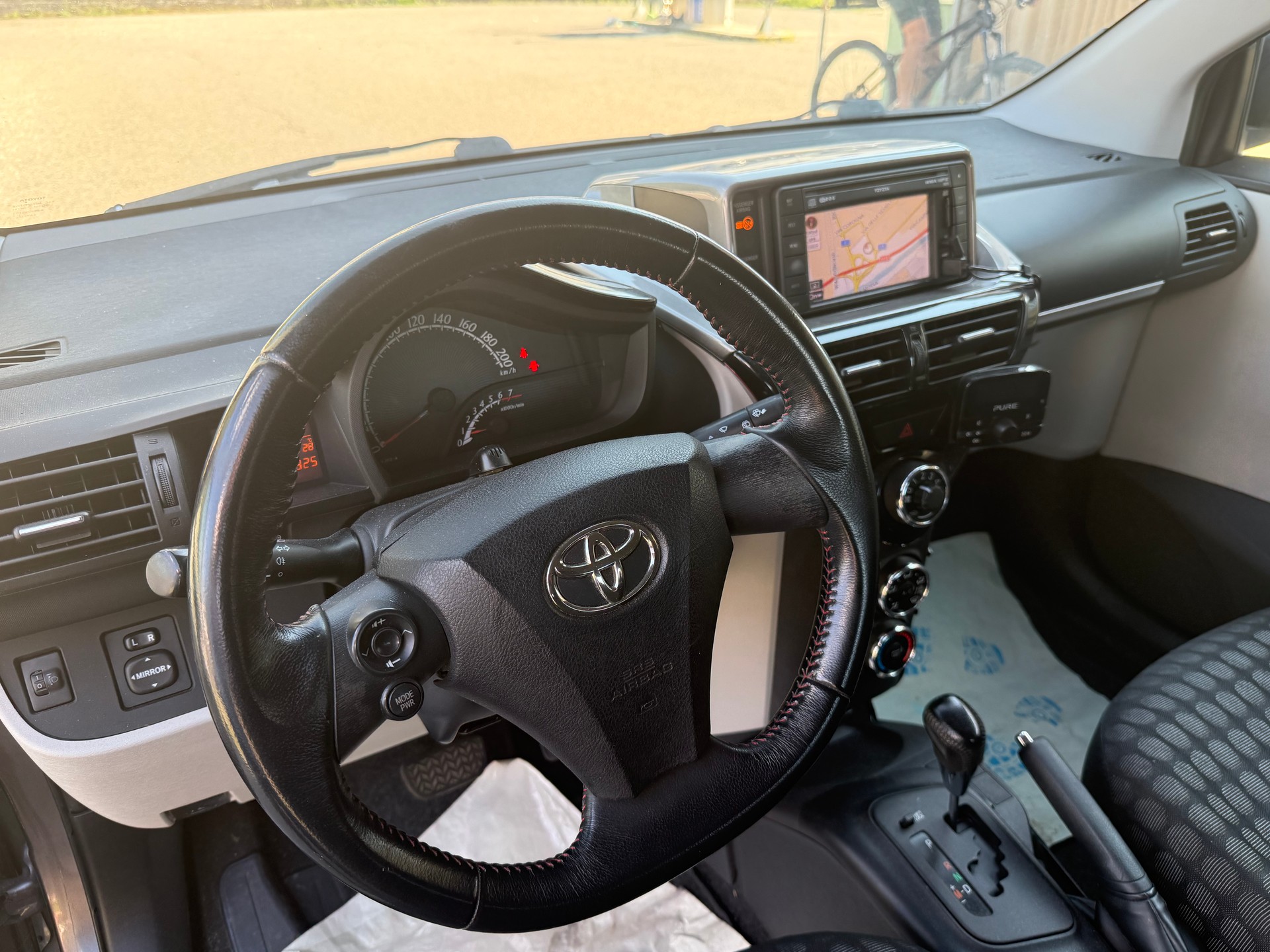 TOYOTA iQ 1.33 Dual VVT-i Linea Sol Premium Multidrive-image-6