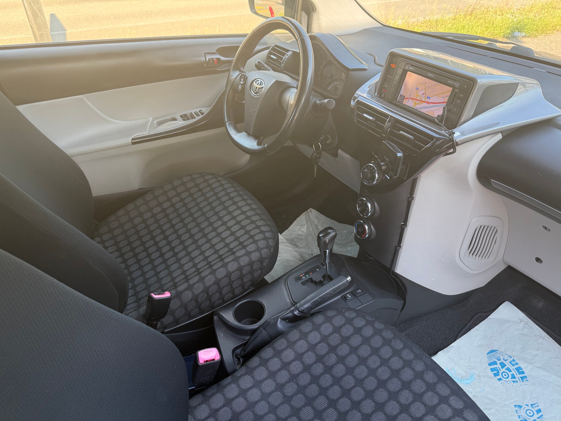 TOYOTA iQ 1.33 Dual VVT-i Linea Sol Premium Multidrive-image-7
