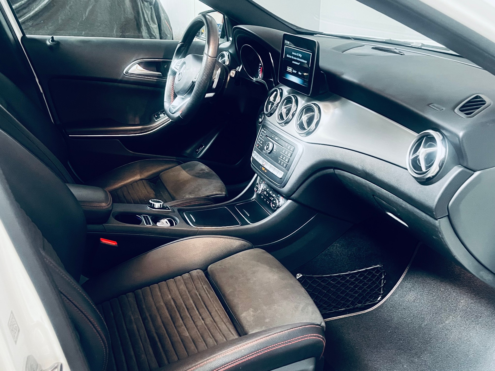 MERCEDES-BENZ GLA 250 AMG Line Swiss Star 4Matic 7G-DCT-image-13