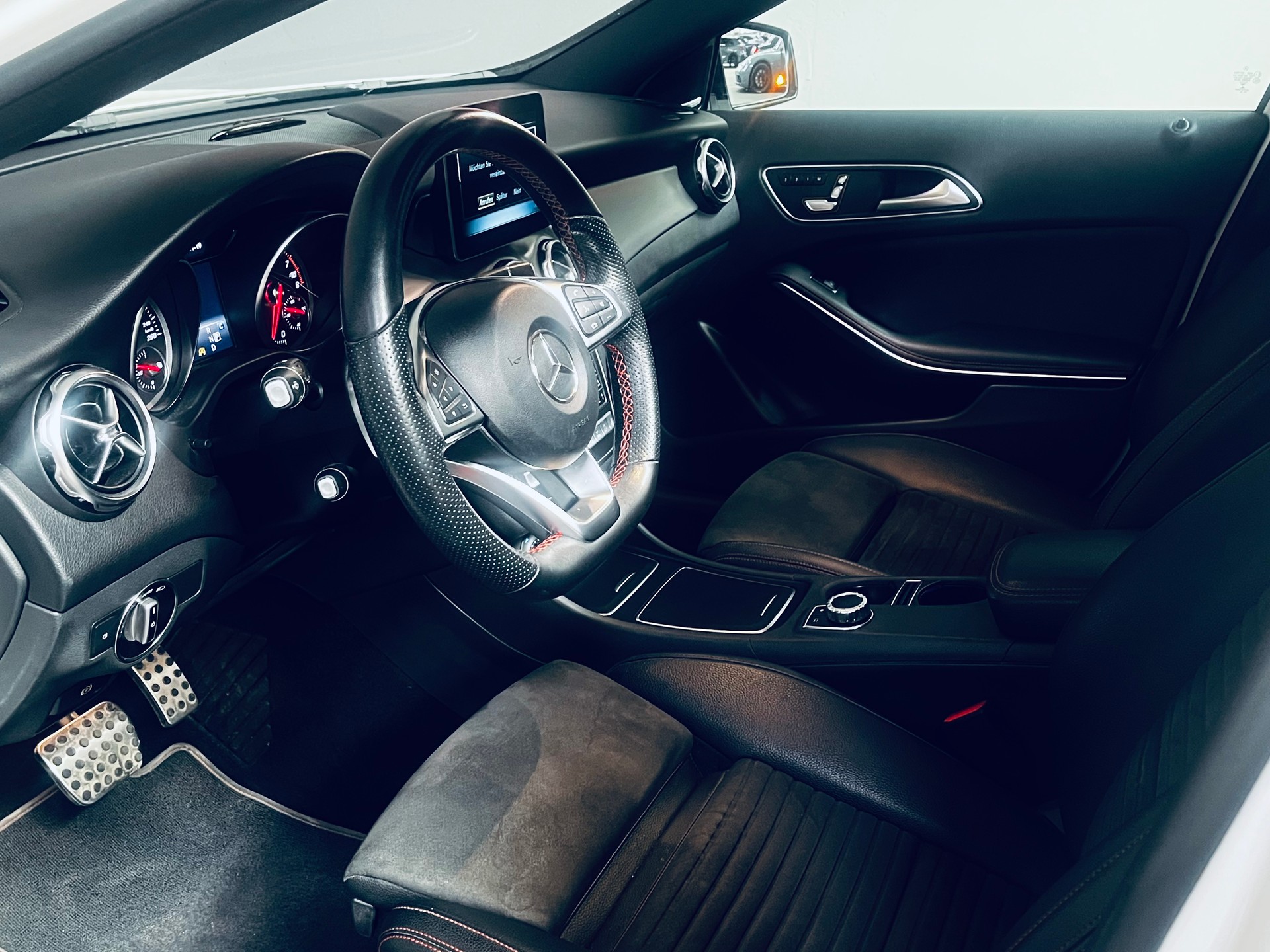 MERCEDES-BENZ GLA 250 AMG Line Swiss Star 4Matic 7G-DCT-image-12
