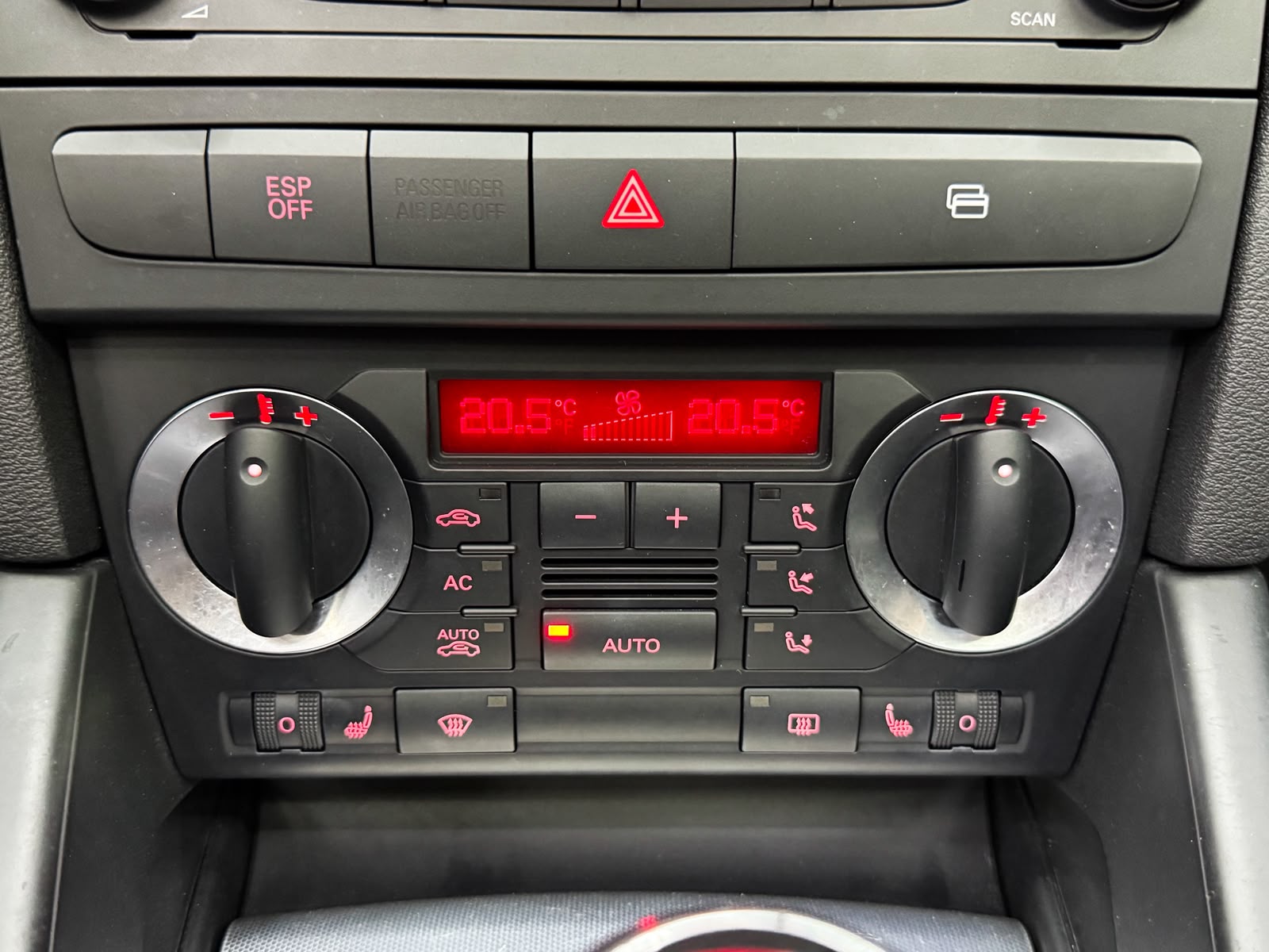 AUDI A3 Cabriolet 2.0 TFSI Attraction-image-13
