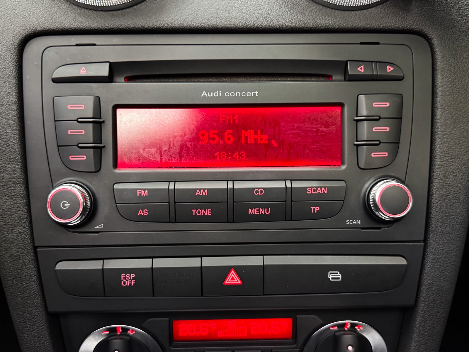 AUDI A3 Cabriolet 2.0 TFSI Attraction-image-12