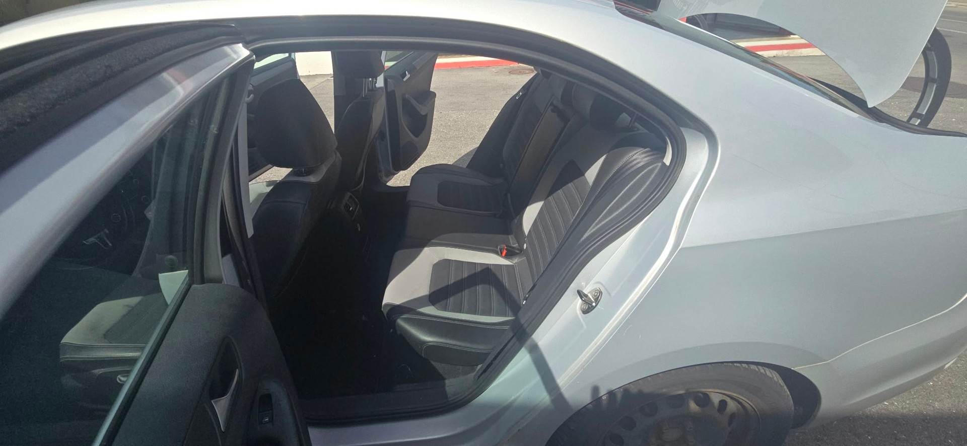 VW Jetta 1.6 TDI Comfortline DSG-image-10
