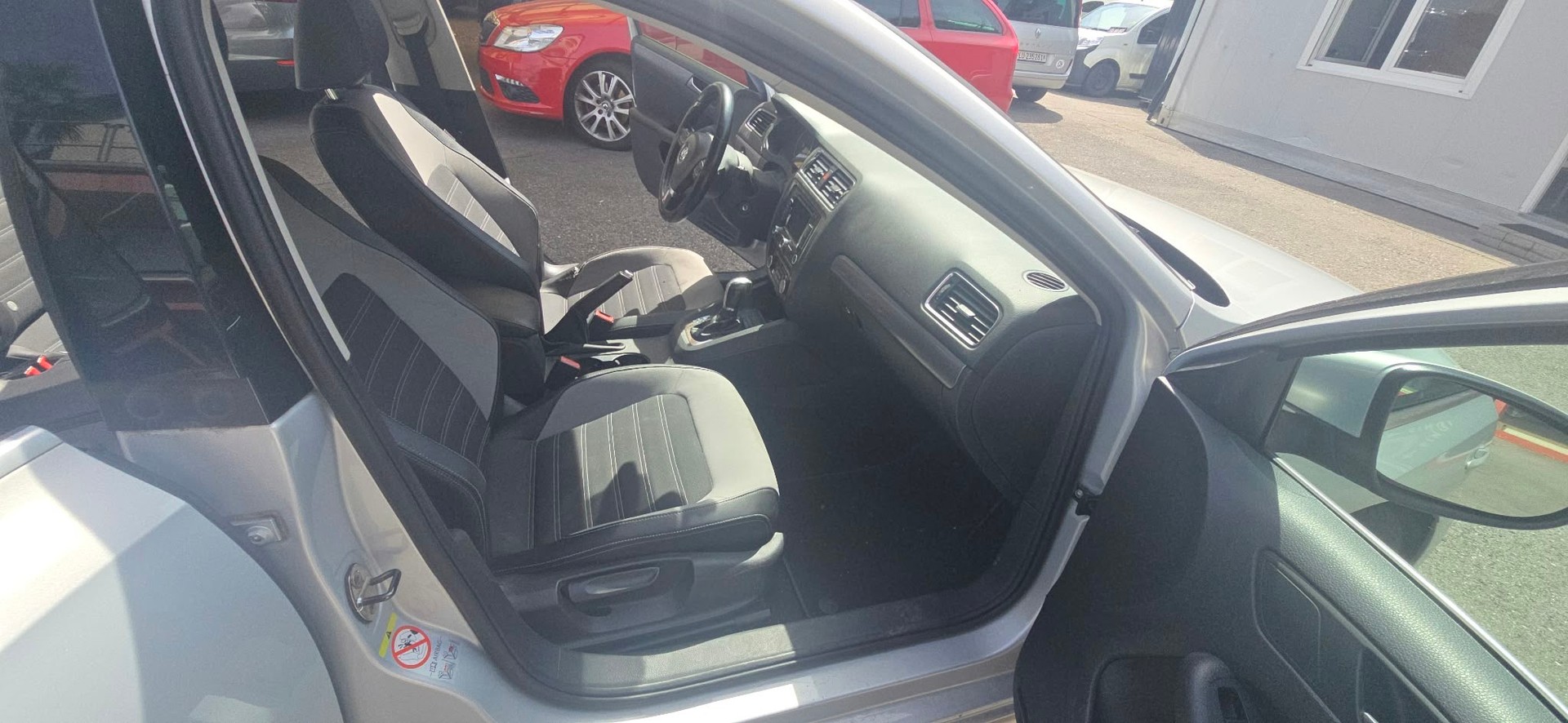 VW Jetta 1.6 TDI Comfortline DSG-image-11