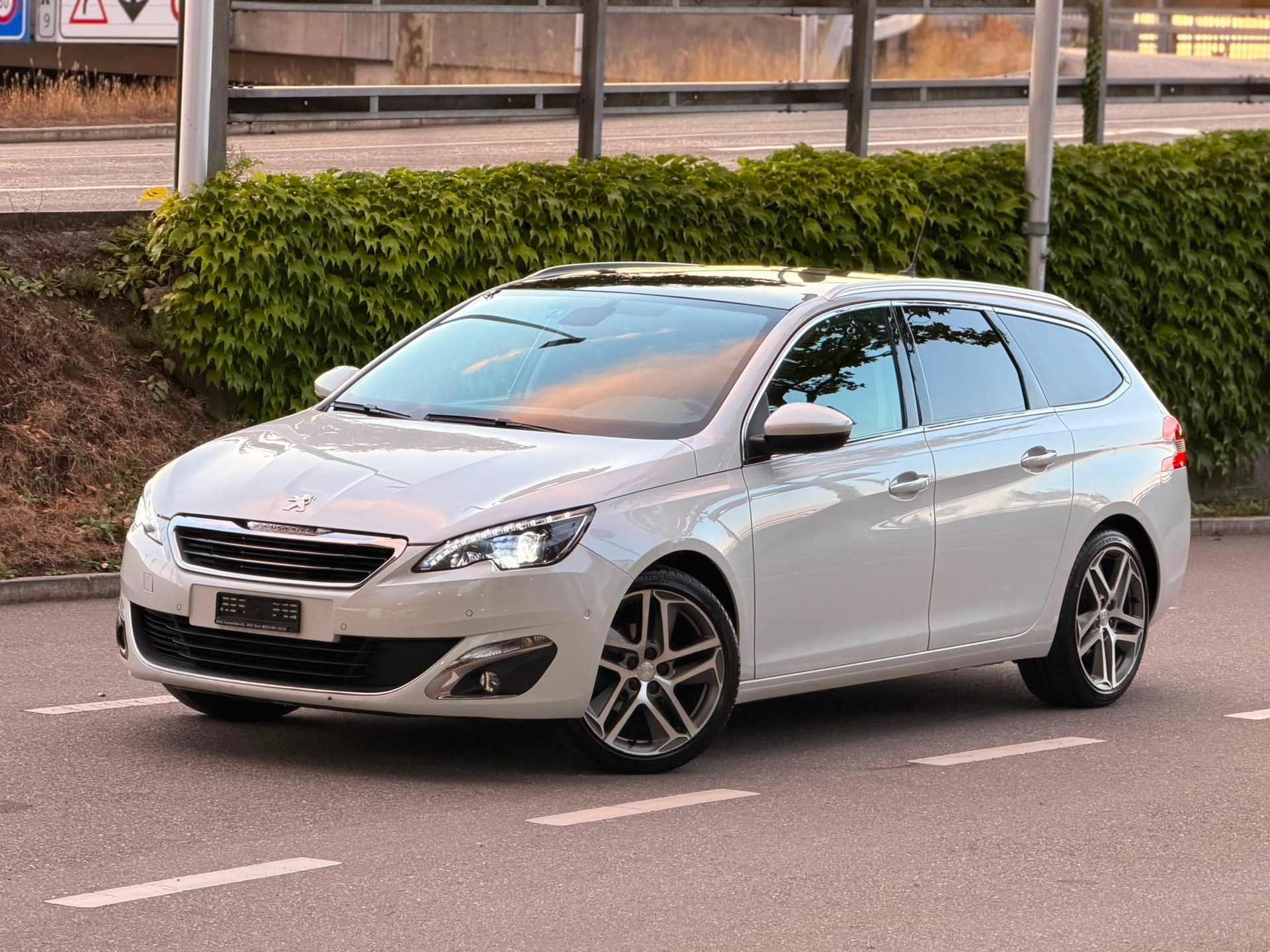 PEUGEOT 308 SW 1.2 THP Active-image-2