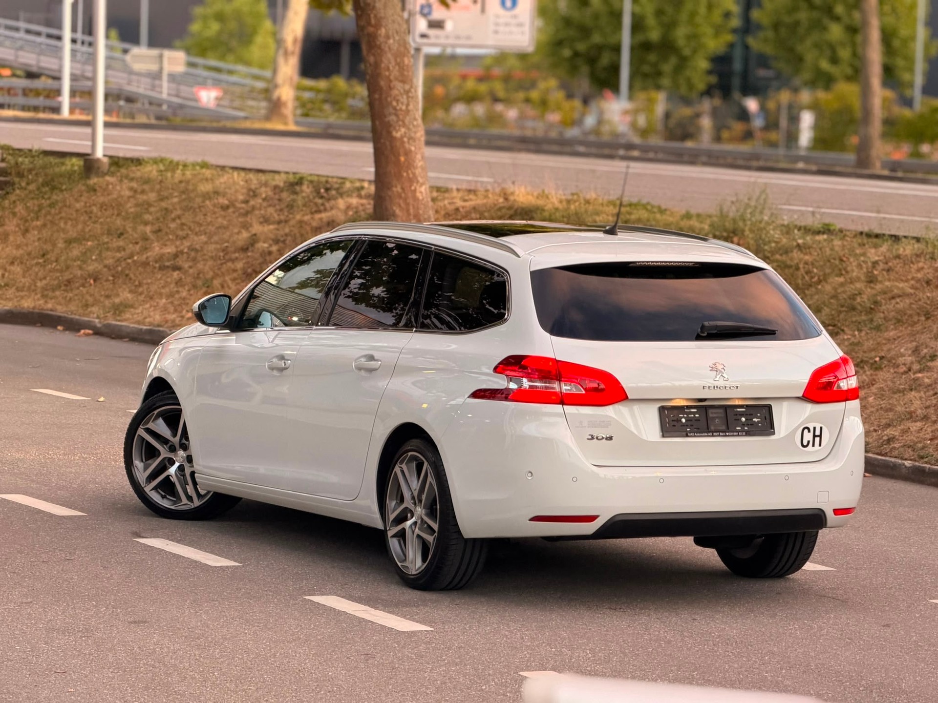 PEUGEOT 308 SW 1.2 THP Active-image-3