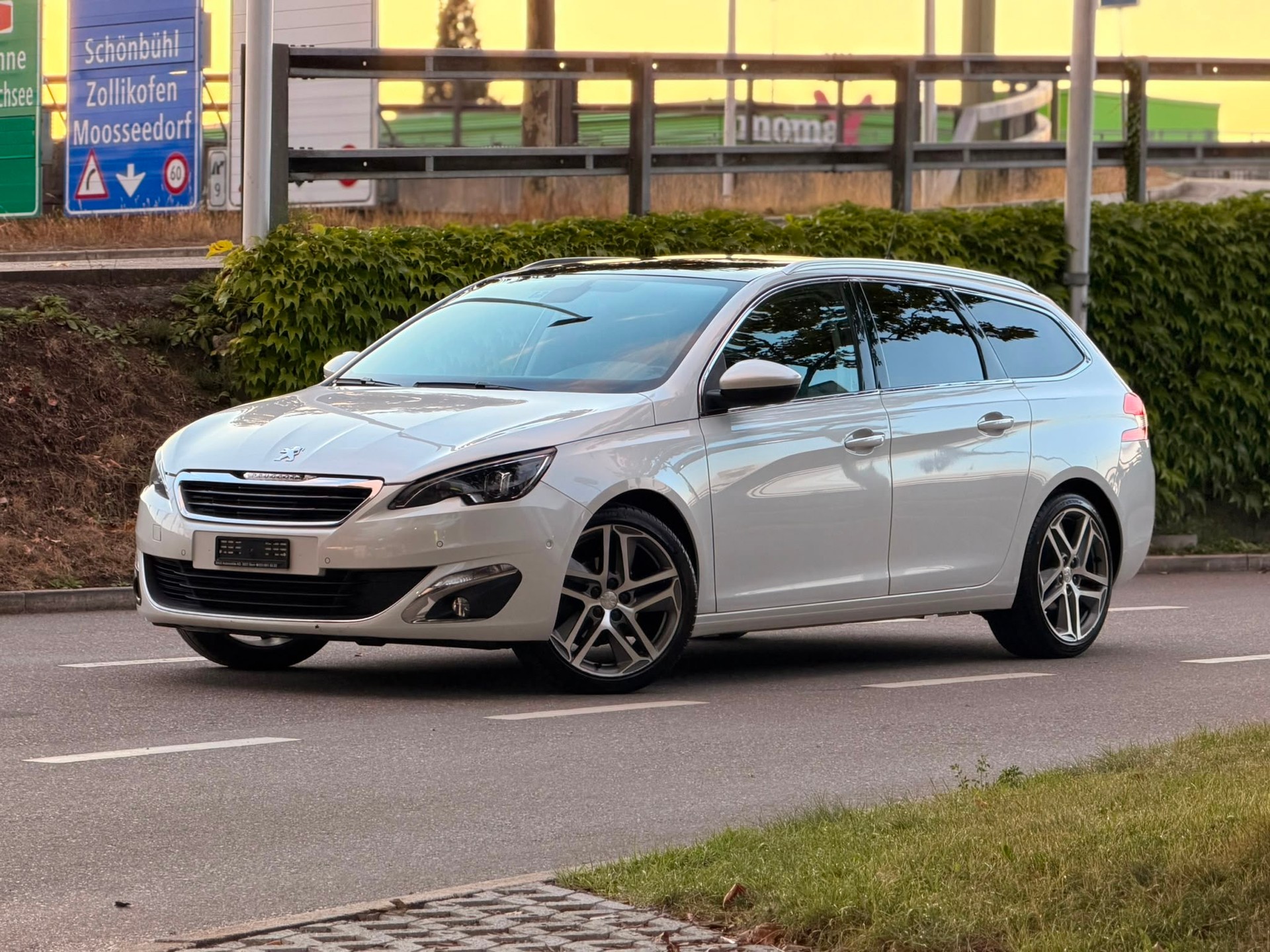 PEUGEOT 308 SW 1.2 THP Active-image-1
