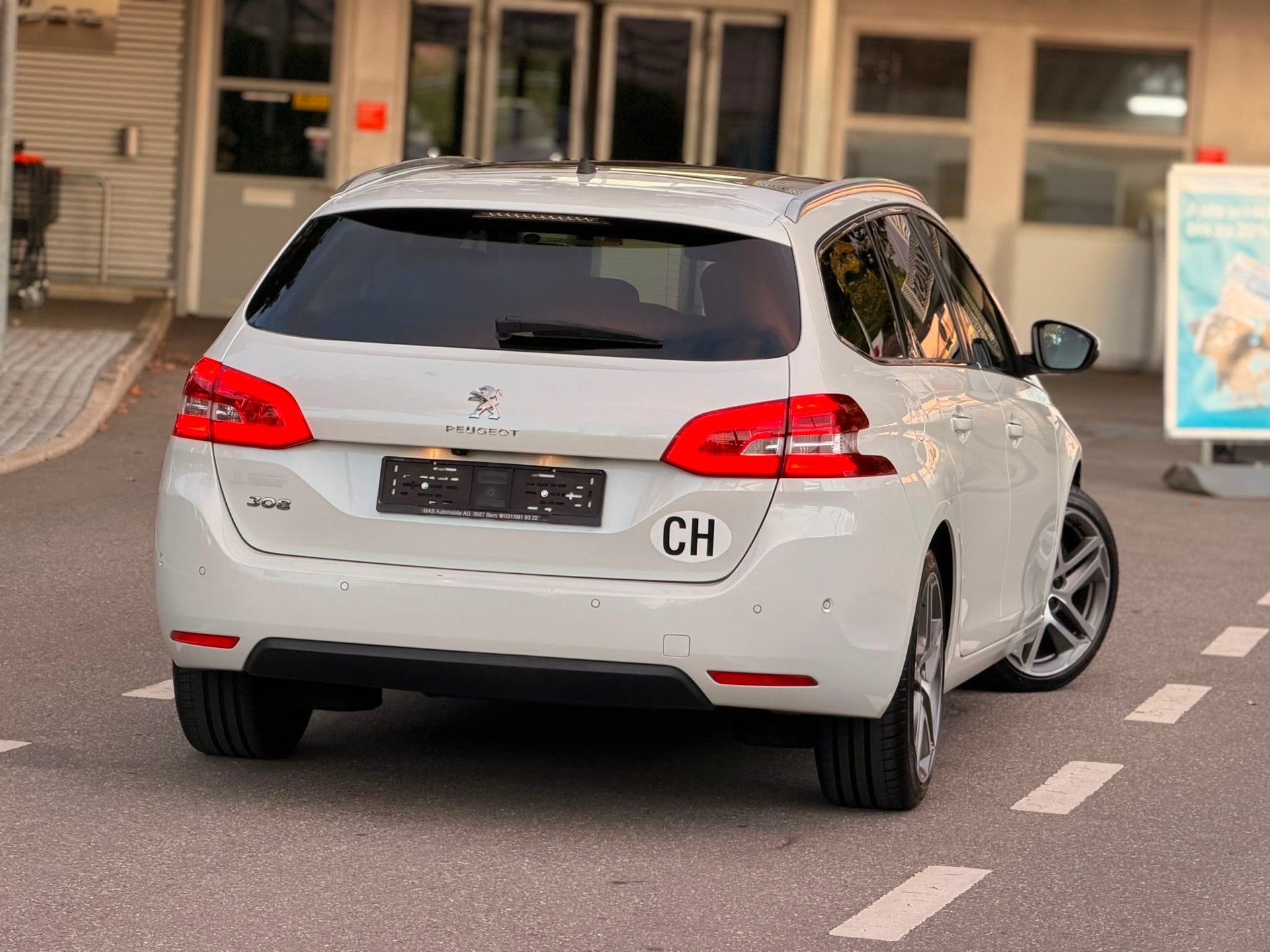 PEUGEOT 308 SW 1.2 THP Active-image-4