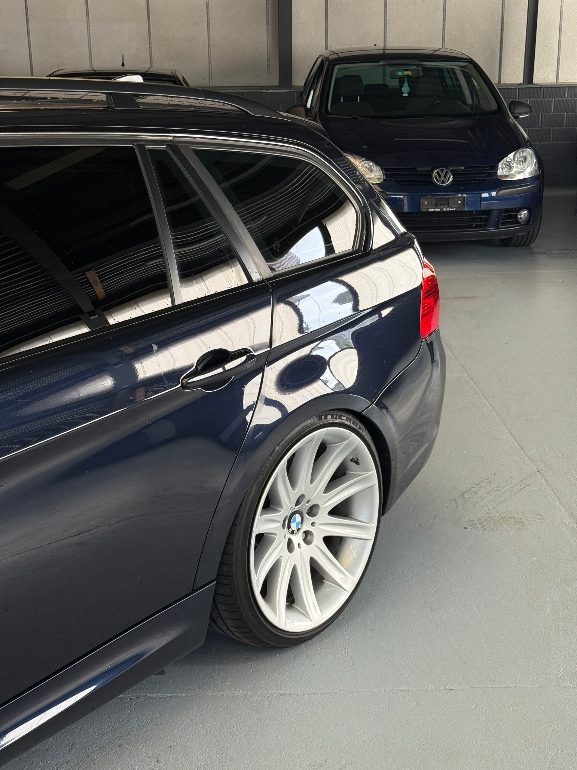 BMW 330d Touring M Paket *Handschalter* *Heckantrieb*-image-2