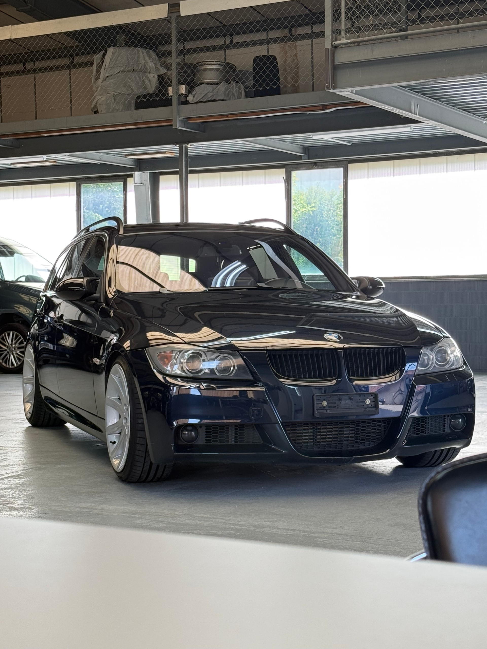 BMW 330d Touring M Paket *Handschalter* *Heckantrieb*-image-4