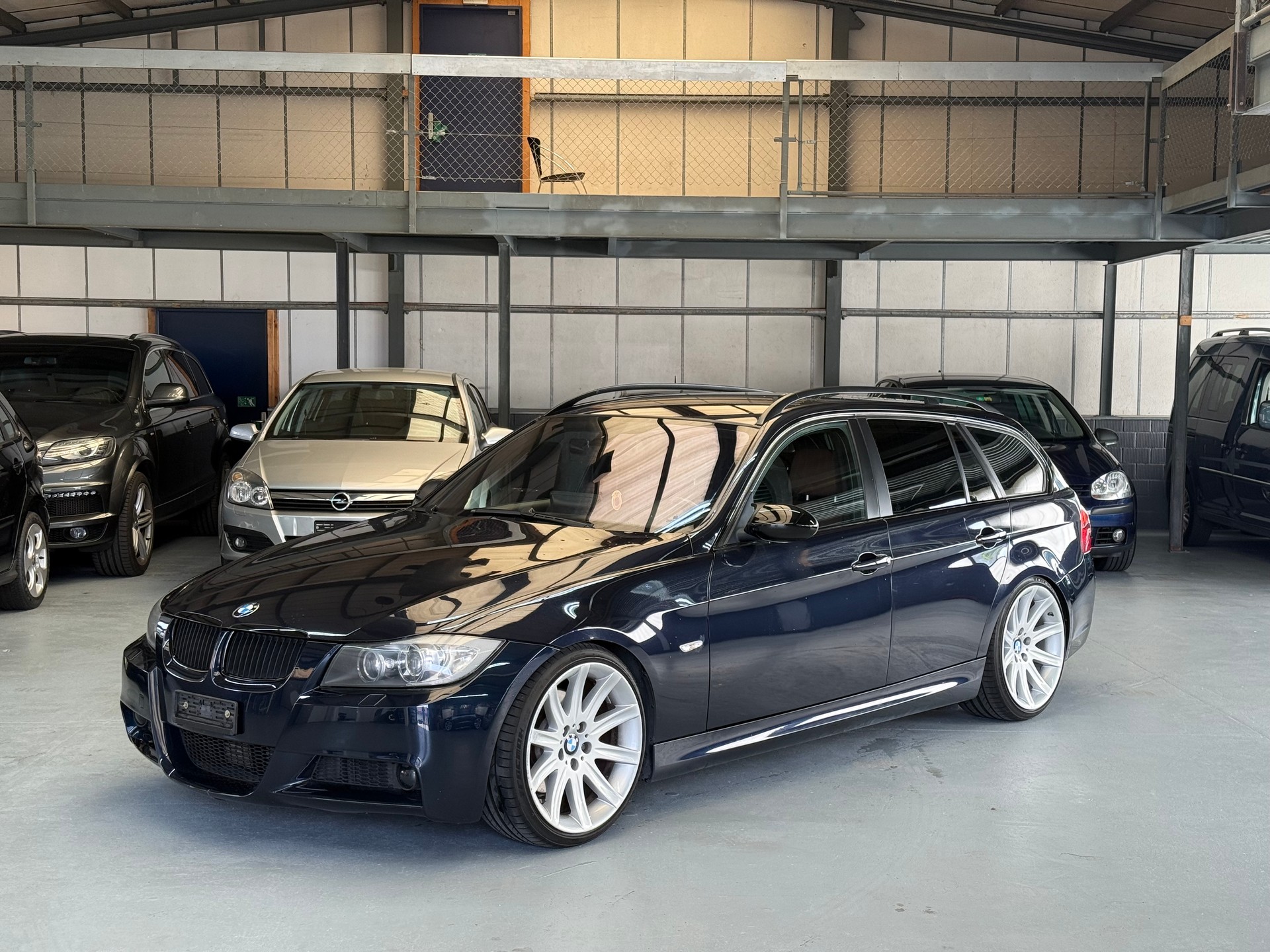 BMW 330d Touring M Paket *Handschalter* *Heckantrieb*-image-0