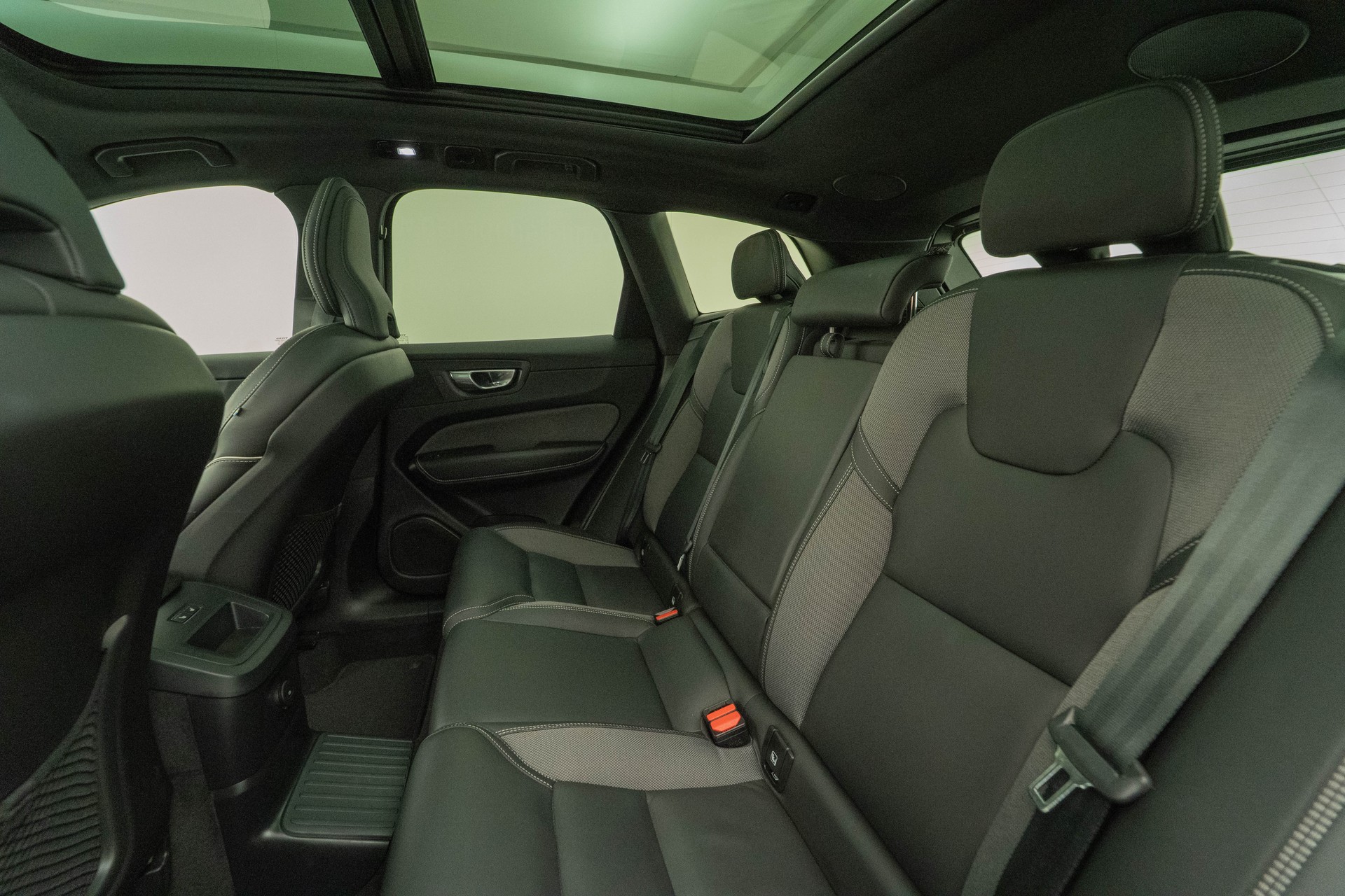 VOLVO XC60 2.0 T6 TE Ultimate Dark eAWD-image-8