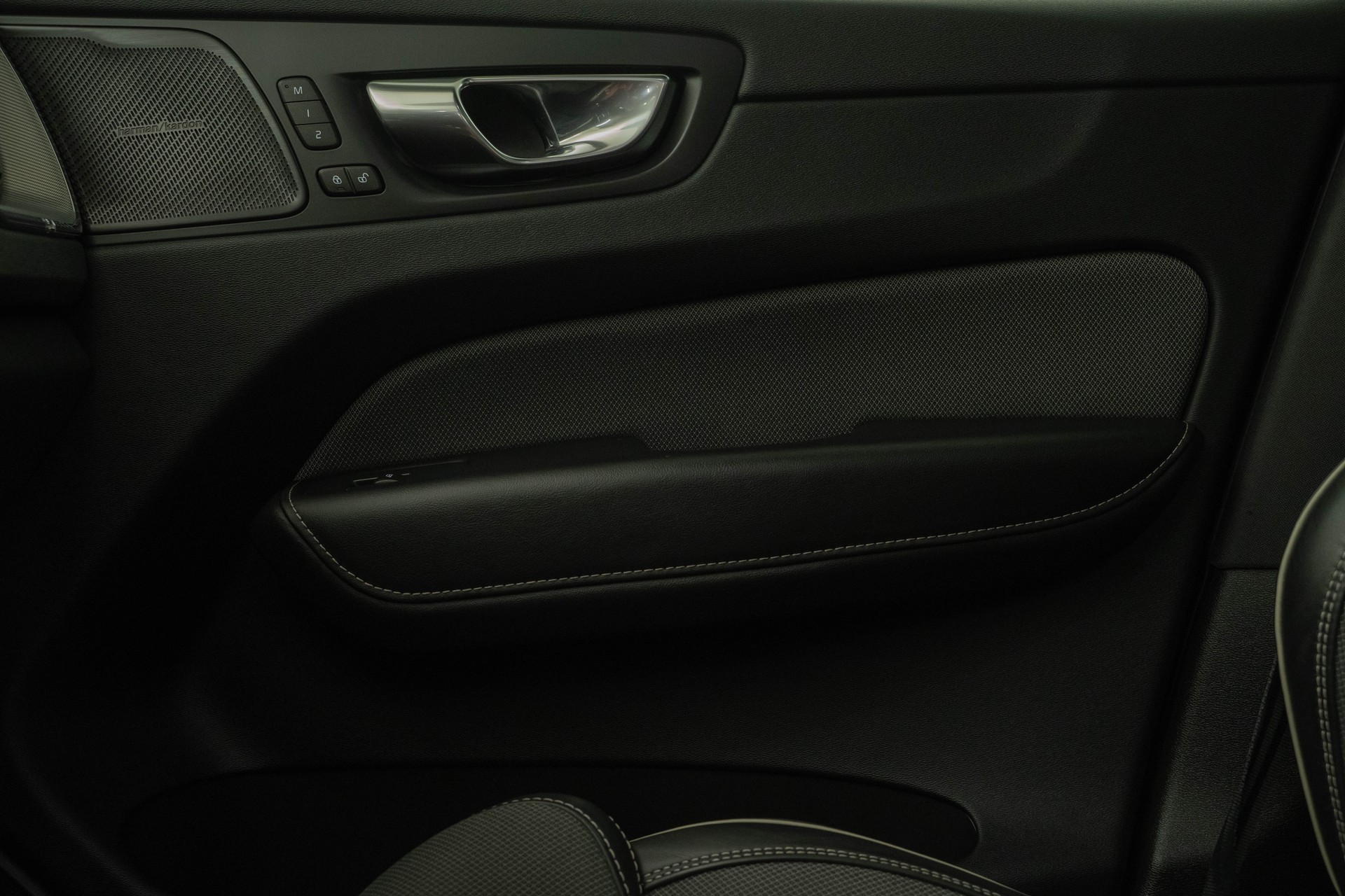 VOLVO XC60 2.0 T6 TE Ultimate Dark eAWD-image-12