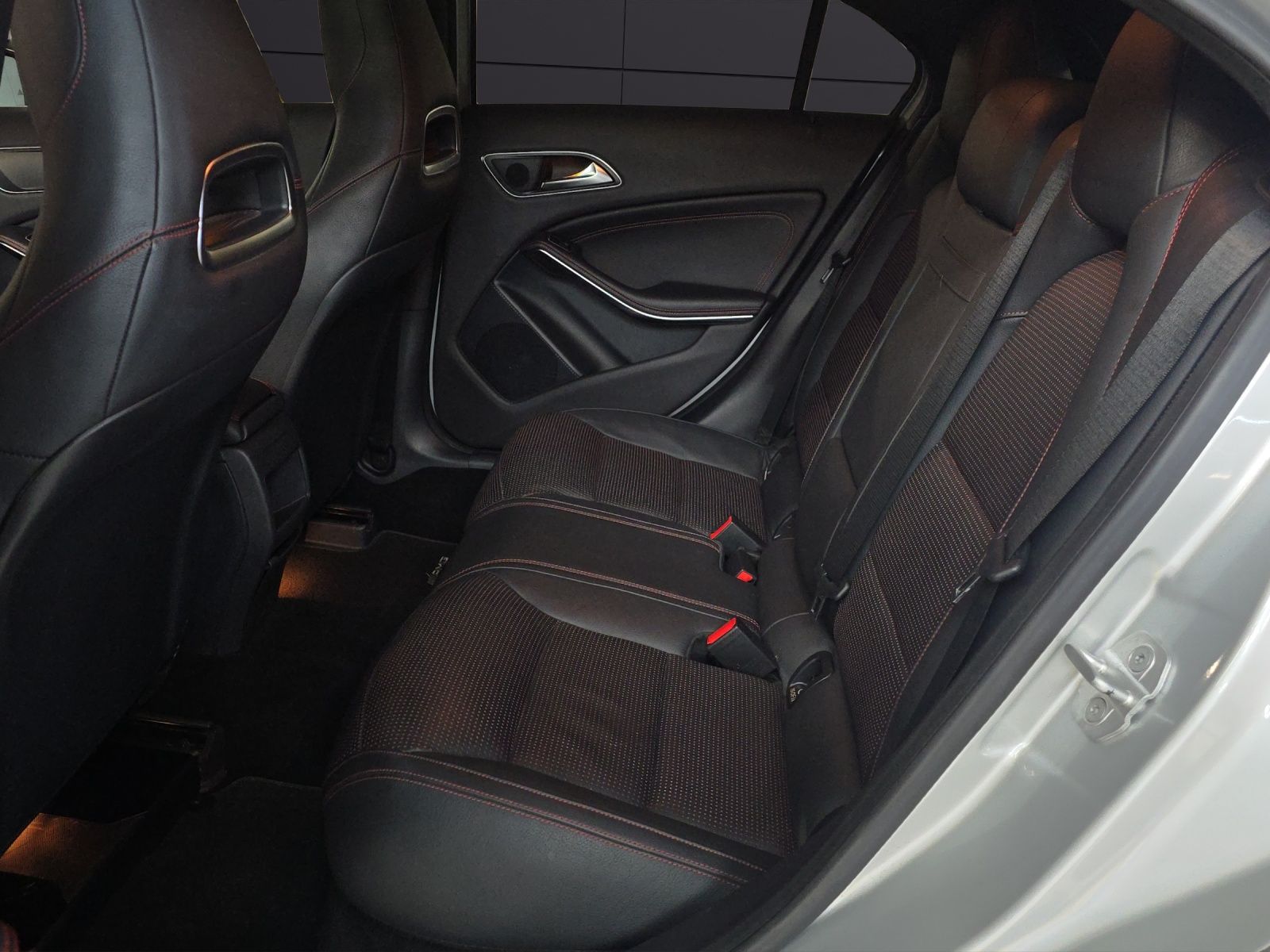 MERCEDES-BENZ A 220 CDI AMG Line 7G-DCT-image-17