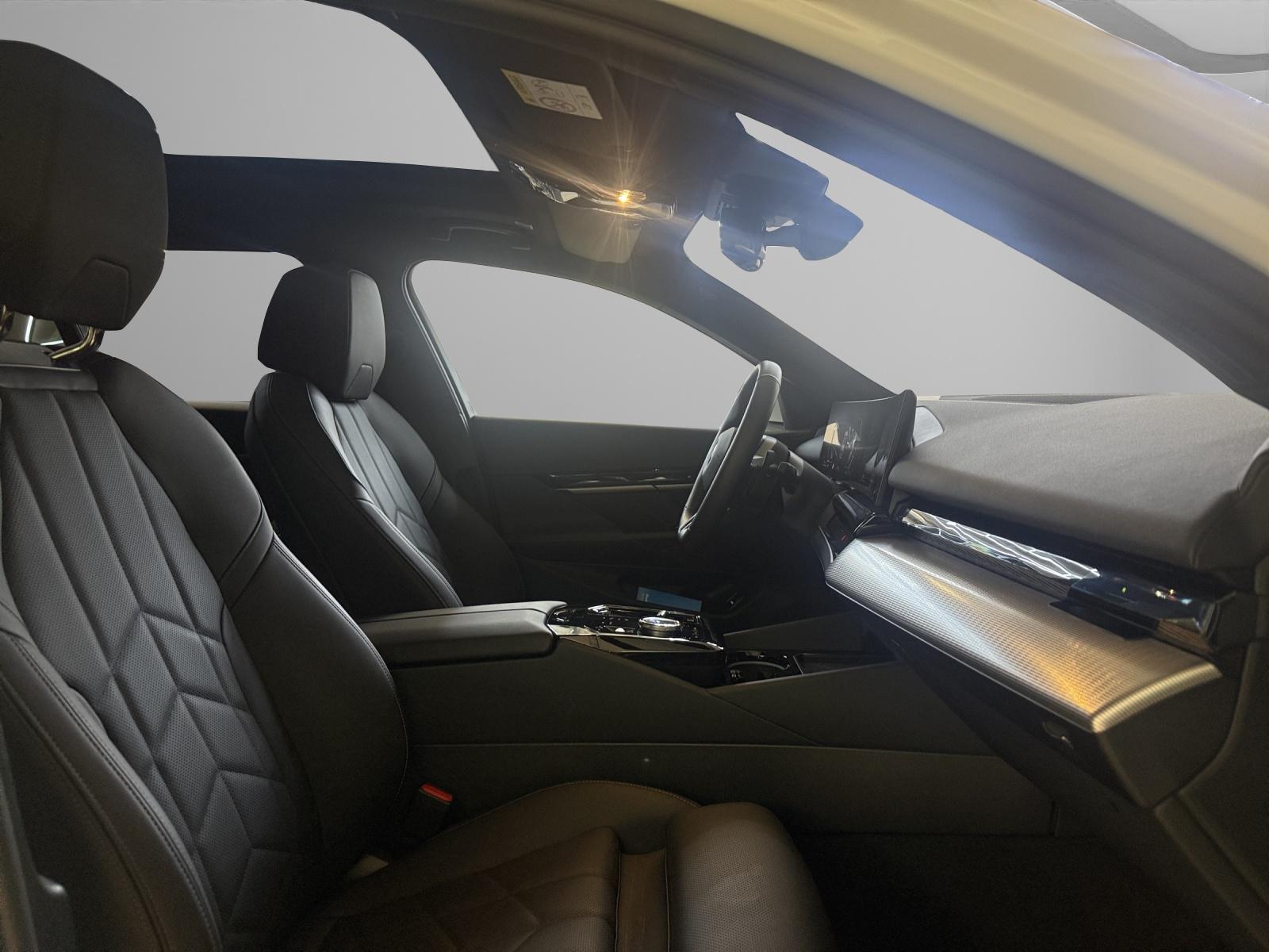 BMW 5er Touring 520d xDrive M-SportPaket-image-17
